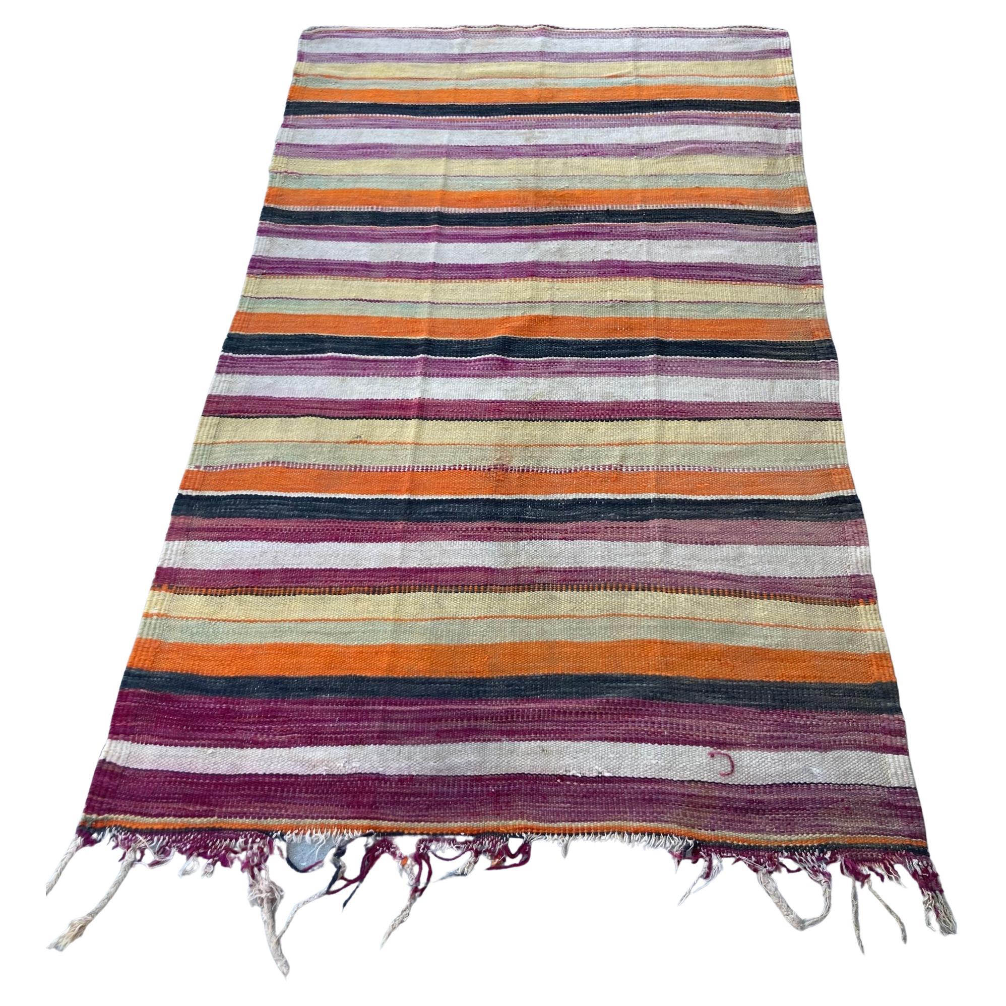 1960er Marokkanischer Stammesteppich Handgewebter Nordafrikanischer Ethnischer Textilbodenbelag im Angebot