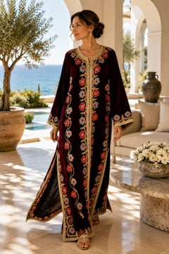 Caftan vintage bohème en velours marocain des années 1960, brodé