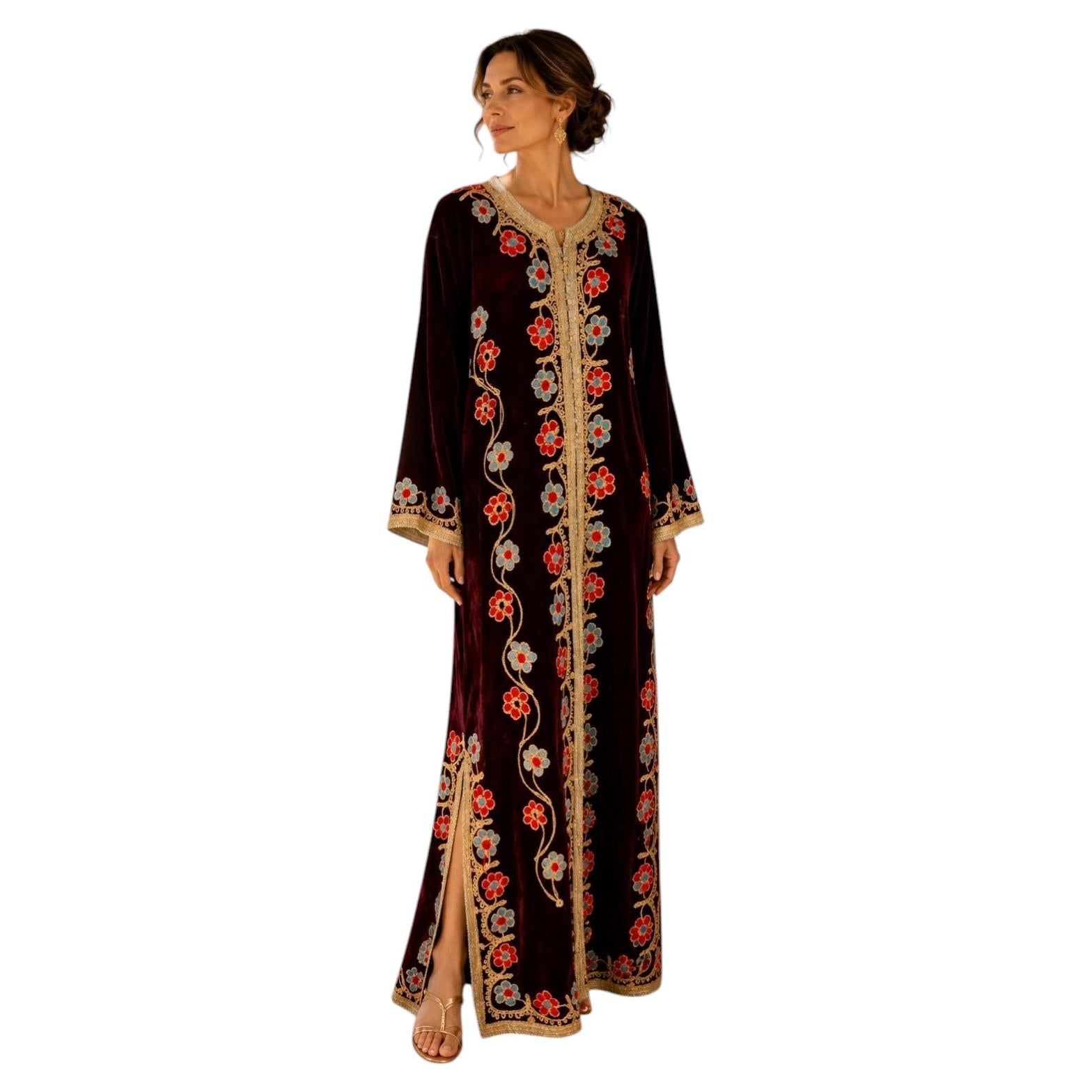 Caftan vintage bohème en velours marocain des années 1960, brodé