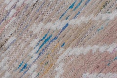 Marocain des années 1960 avec un champ rose et des tons ivoire, jaune et bleu layette