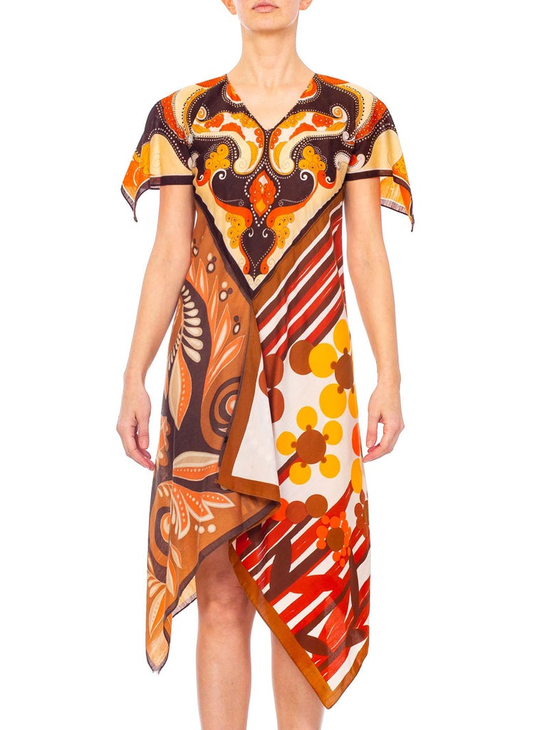 COLLECTION MORPHEW - Robe caftan marron et orange en polyester à imprimé  psychédélique - En vente sur 1stDibs