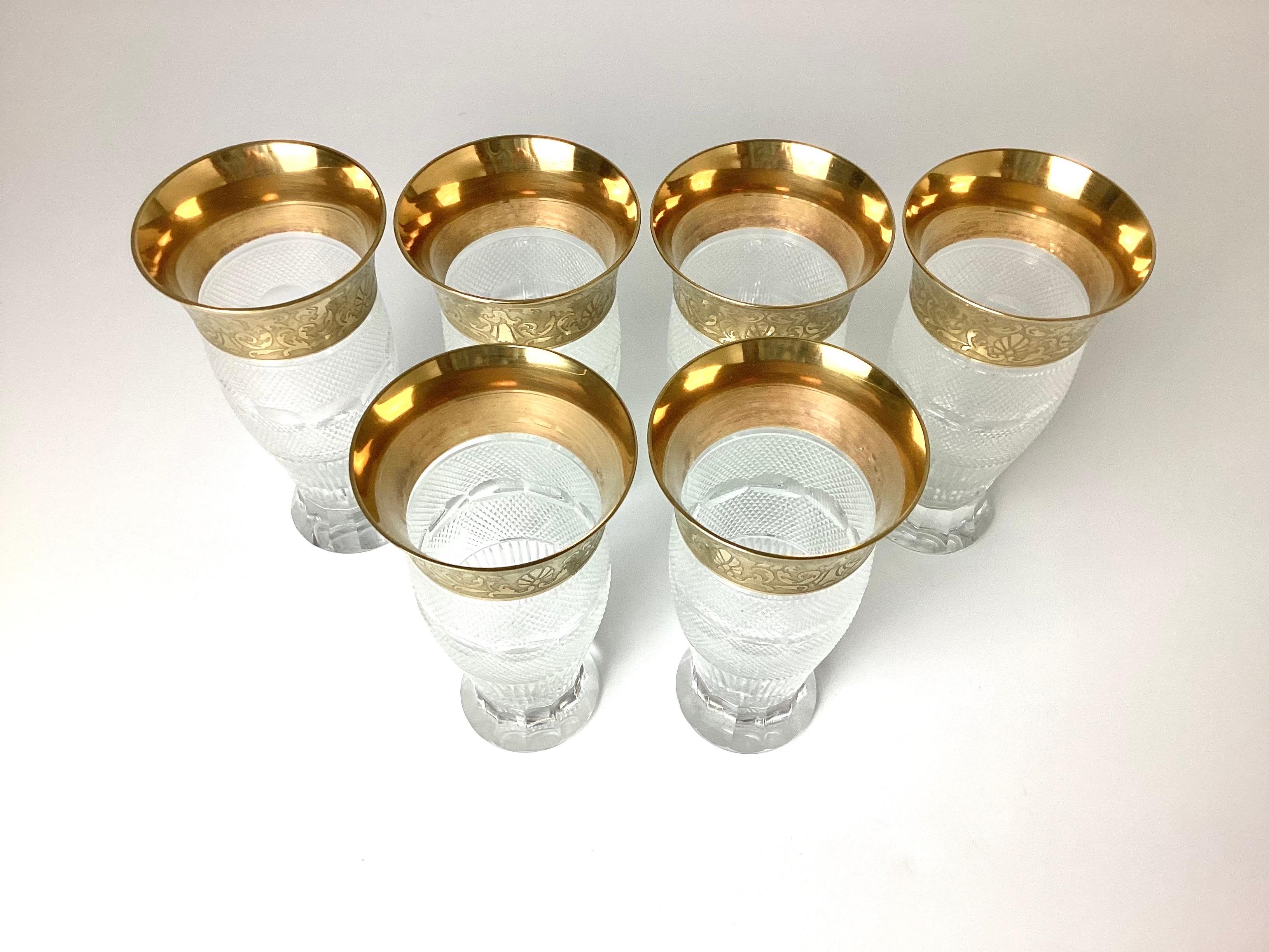 Juego de 6 vasos de agua Moser de cristal tallado Splendid. 5 3/4 pulgadas de alto por 2 7/8 pulgadas de diámetro.. Todos llevan el logotipo de Moser en el fondo. Maravilloso estado de muy poco uso. No hay astillas en el cristal tallado. No falta oro