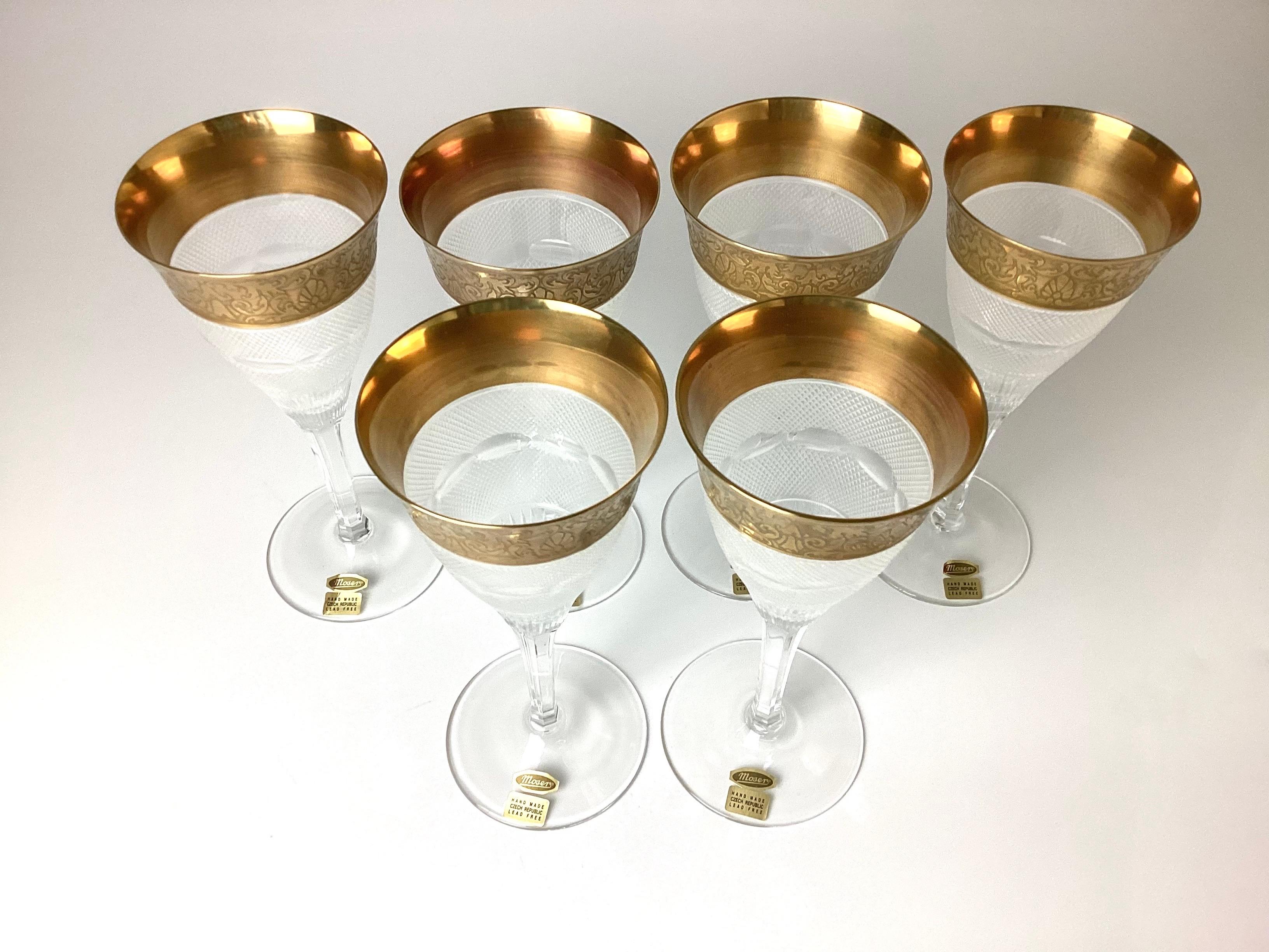 Juego de 6 copas de vino Moser Cut Crystal Splendid. Siete y tres cuartos pulgadas de ancho por 3 1/4 pulgadas de diámetro todas tienen sus etiquetas de papel originales todas están marcadas con el borde al ácido en la parte inferior. Todos están en