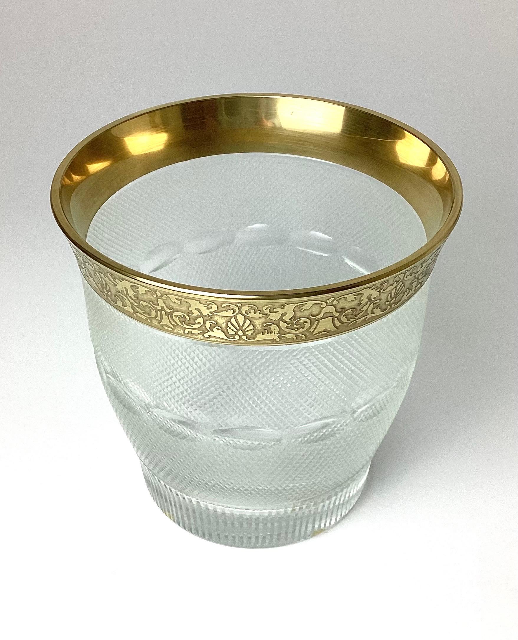 Moser Splendid Gold Etch Champagner oder Eiskübel. geätzt im Boden mit dem Moser-Logo. 6 1/4 Zoll hoch von 6 1/4 Zoll im Durchmesser. Wundervoller Zustand ohne Chips im geschliffenen Kristall oder fehlendes Gold. Es hat kleine pad-Füße, die auf der