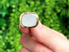 Boutons de manchette en or jaune nacre des années 1960