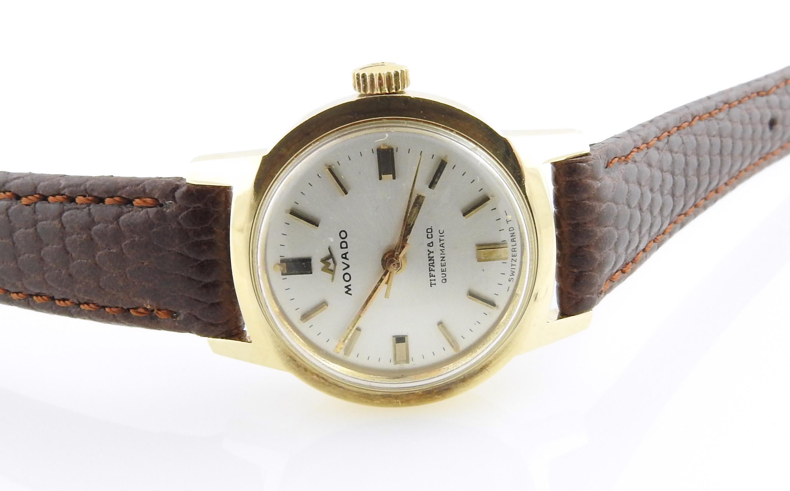 Movado für Tiffany & Co. Queenmatic Damenuhr

Diese Vintage-Damenuhr stammt aus den 1960er Jahren. Die Uhr wurde für Tiffany von Movado hergestellt, hat also ein Movado-Werk und ein Tiffany-Zifferblatt.

14K Gold Gehäuse ist ca.