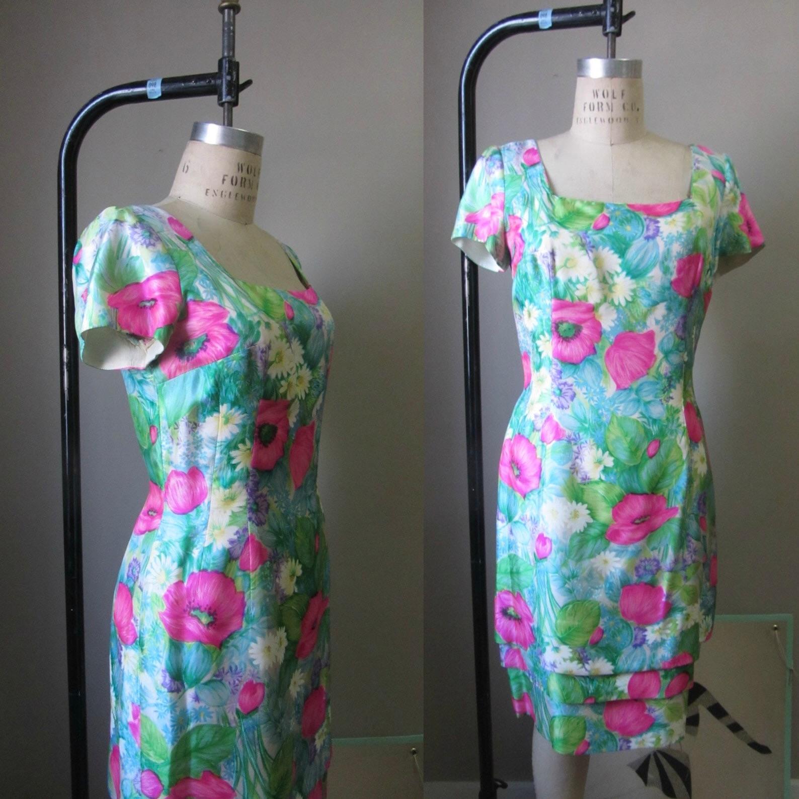 El vestido floral de seda vintage más impresionante de Mr. Blackwell. silueta de vaina. cuello cuadrado. manga corta. dobladillo plisado de tulipán. cierre de cremallera en la espalda con pequeño lazo en la parte superior. cae hasta la rodilla. el