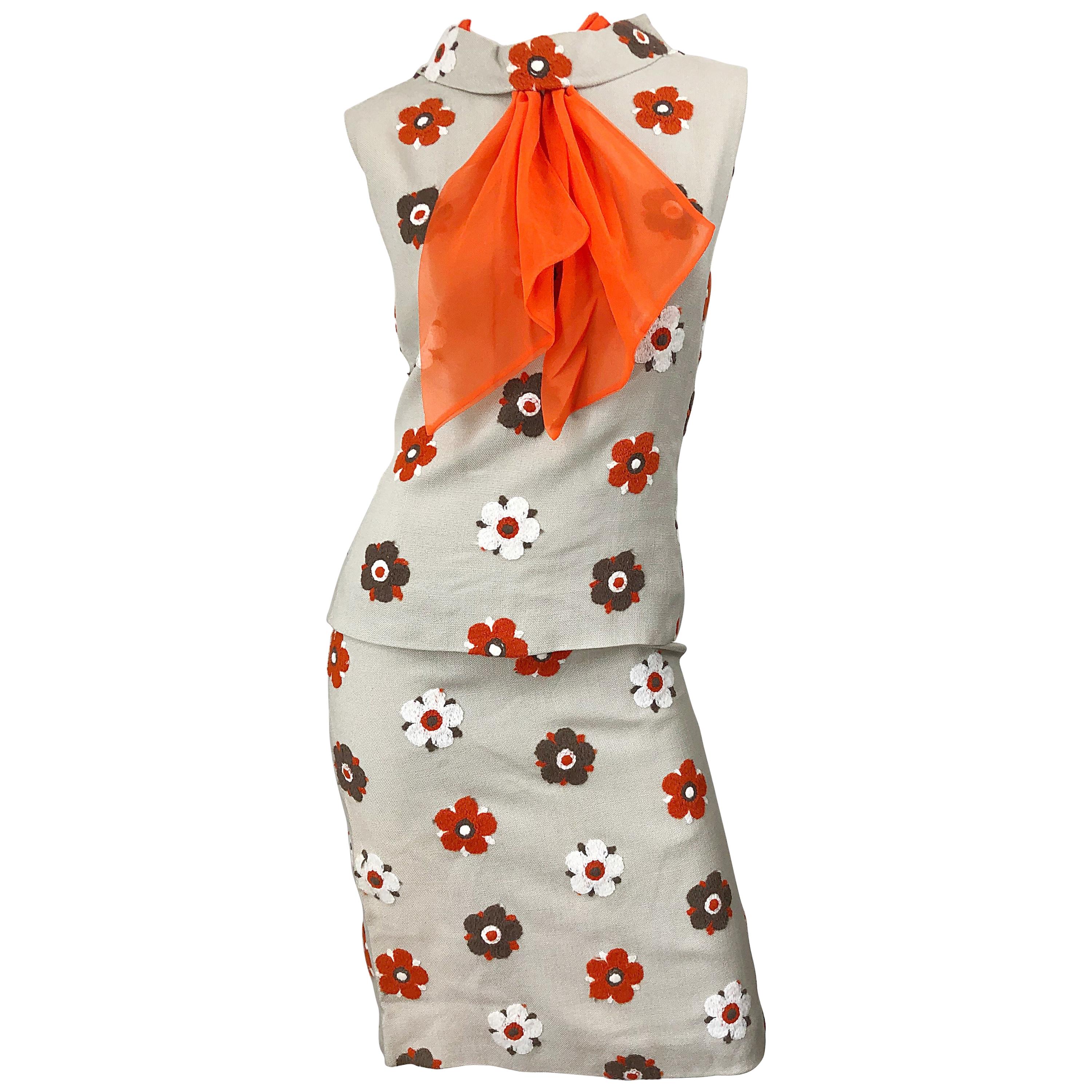 1960 Mr. Blackwell Khaki + Lino arancione ricamato Vintage 60s Shift Dress in vendita