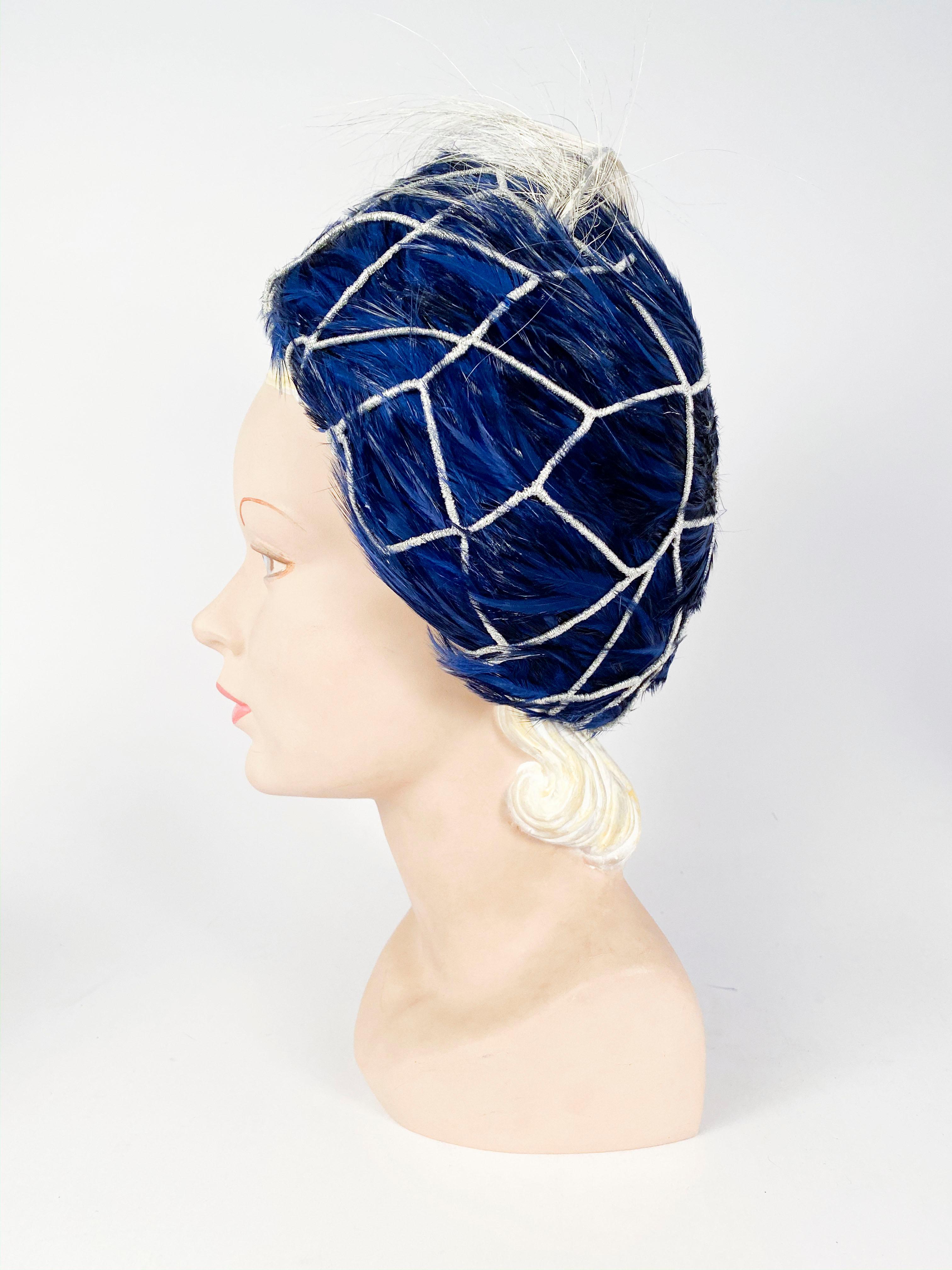Mr. John - Chapeau à plumes bleues avec filet argenté, années 1960  Pour femmes en vente