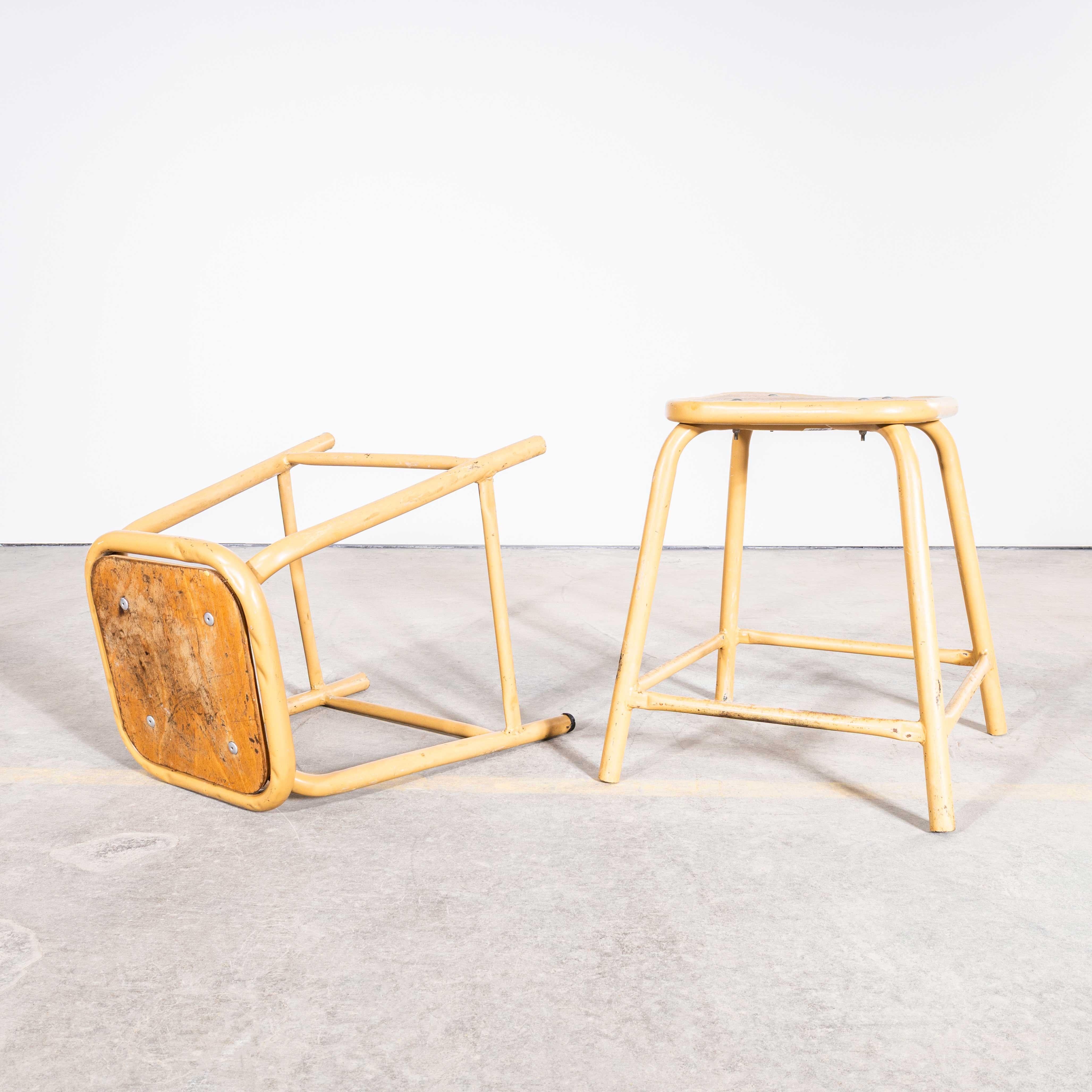 1960's Mullca Low Stacking Stool - Camel - Pair mediados del siglo XX en venta