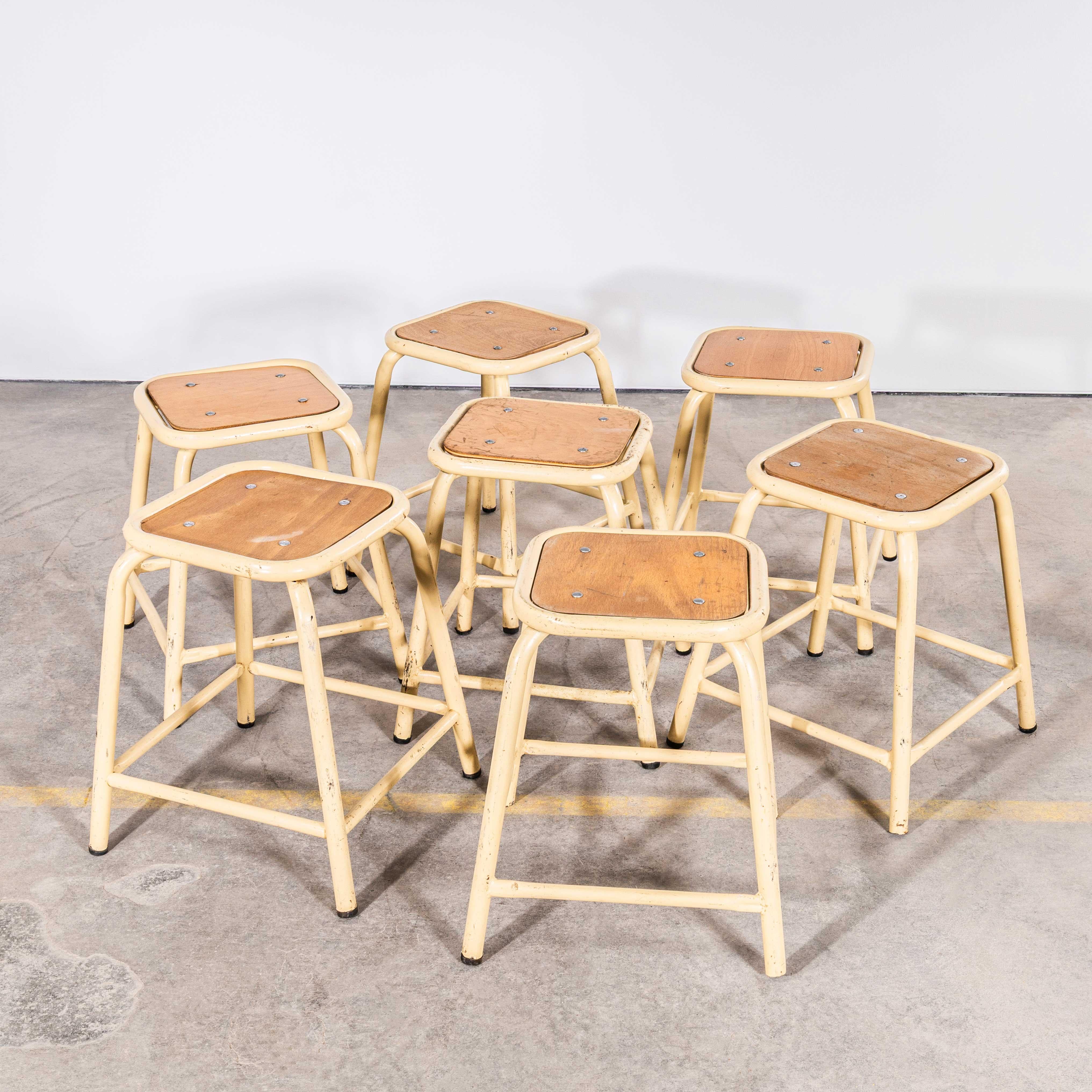 1960's Mullca Low Stacking Stool - Sand - Set von sieben. 

Diese von der französischen Armee stammenden Hocker wurden im Feldeinsatz als Nachttische/Hocker verwendet. 1947 gründeten Robert Muller und Gaston Cavaillon das Unternehmen, das später den