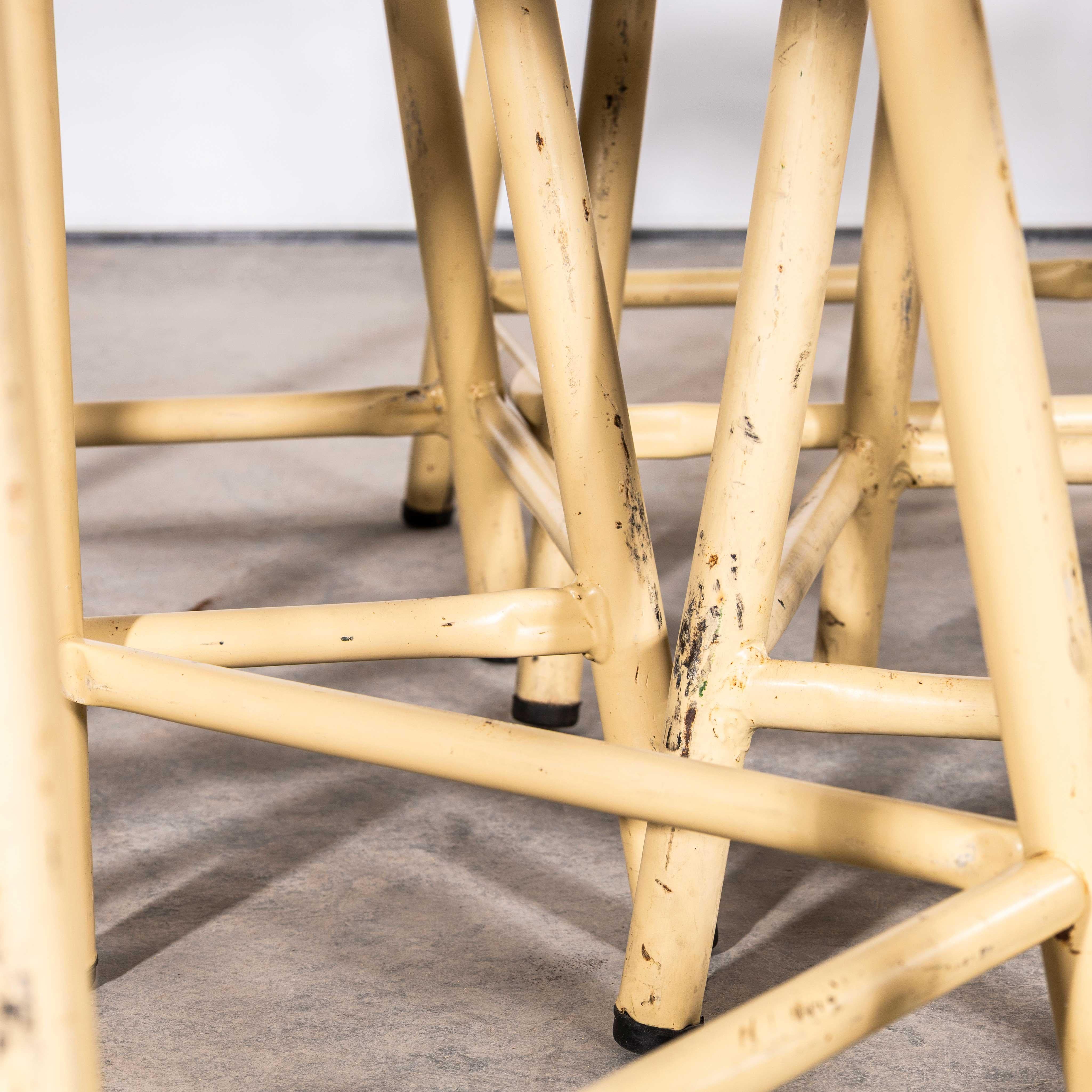 1960's Mullca Low Stacking Stool - Sand - Set von sieben im Zustand „Gut“ im Angebot in Hook, Hampshire
