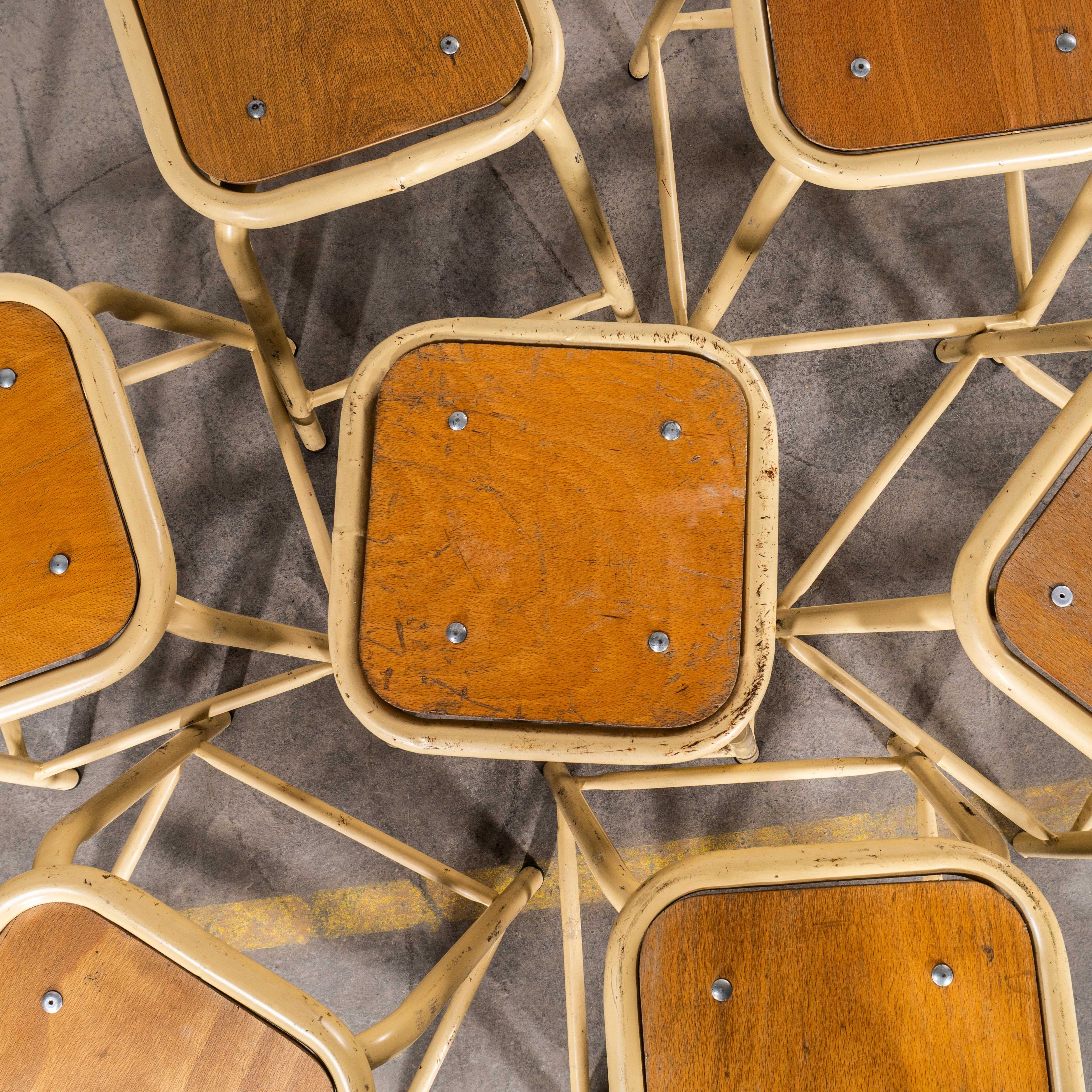 1960's Mullca Low Stacking Stool - Sand - Set von sieben (Stahl) im Angebot