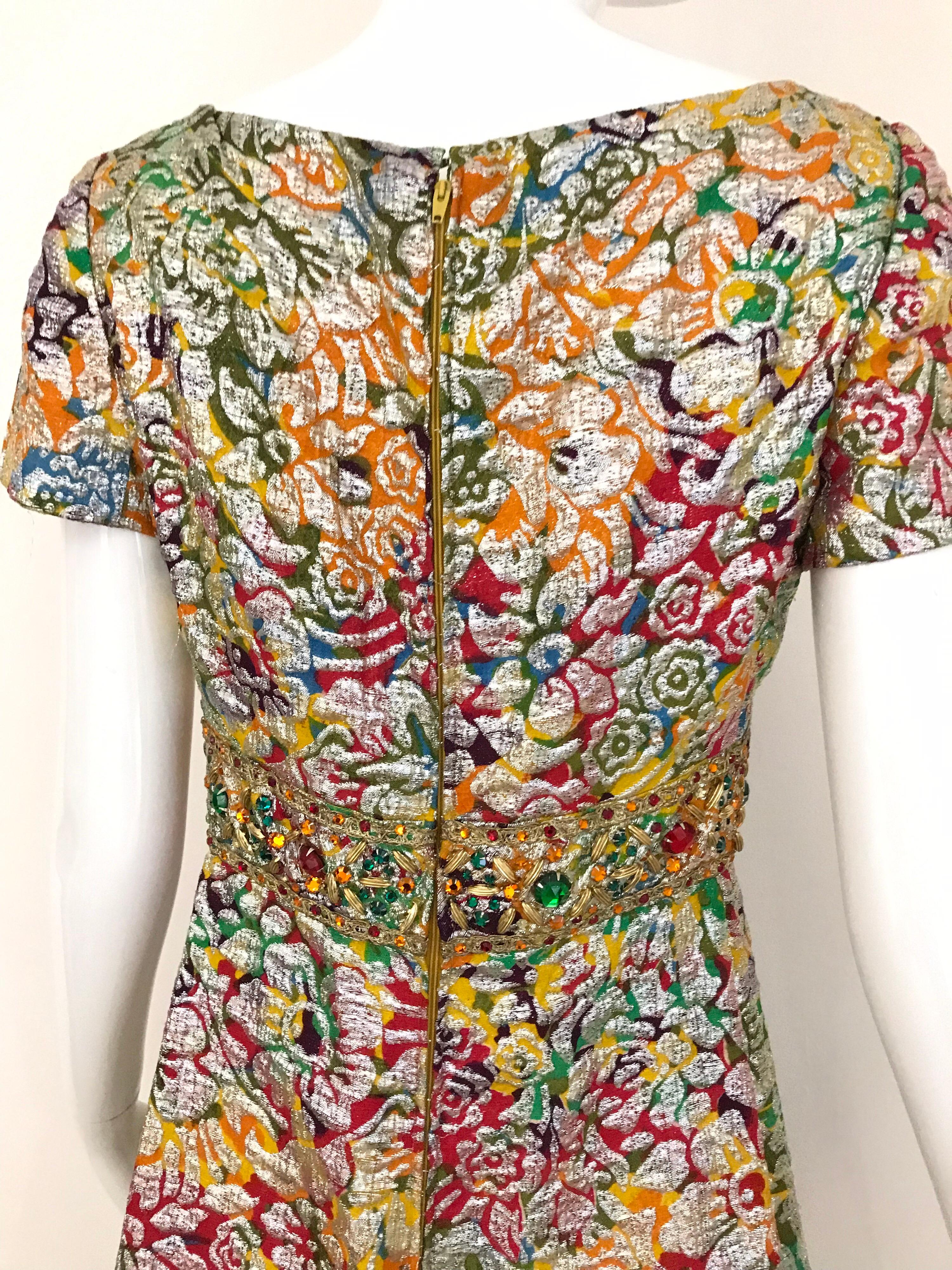 Robe en brocart de soie métallisé multicolore avec ornements (années 1960) en vente 3