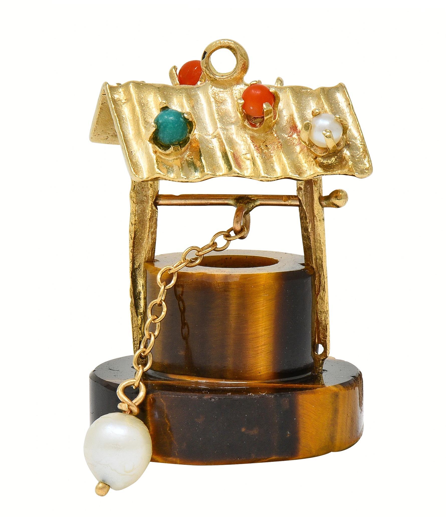 Progettato come un classico pozzo dei desideri dimensionale con tetto ondulato
Base in quarzo occhio di tigre intagliato di 17,5 x11,5 mm.
Colore opaco, da marrone scuro a giallo chiaro, con patologia.
Caratterizzato da tavole scanalate con texture