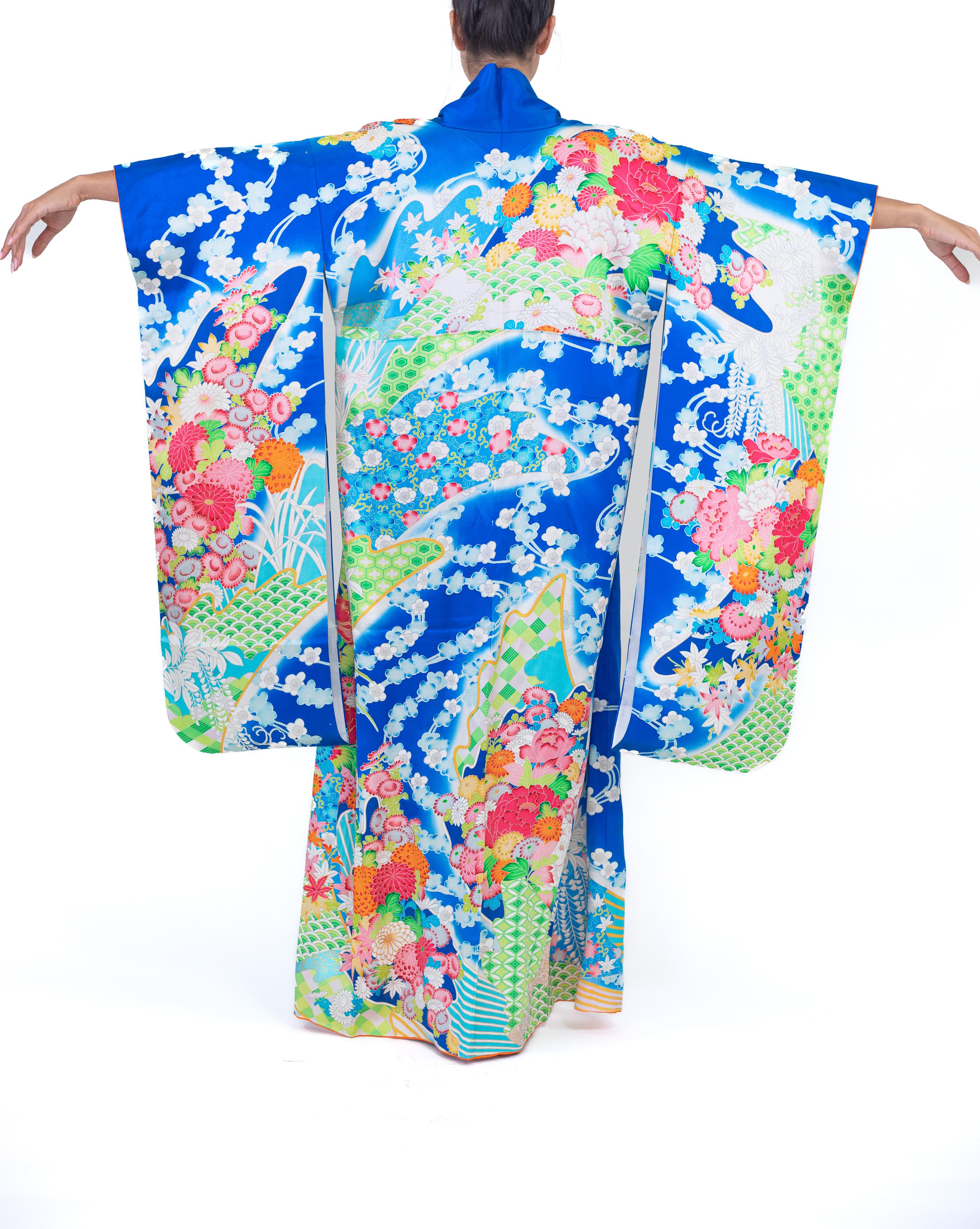 1960er Jahre Multicolor & Blauer Seidensatin Handbedruckter bestickter Kimono