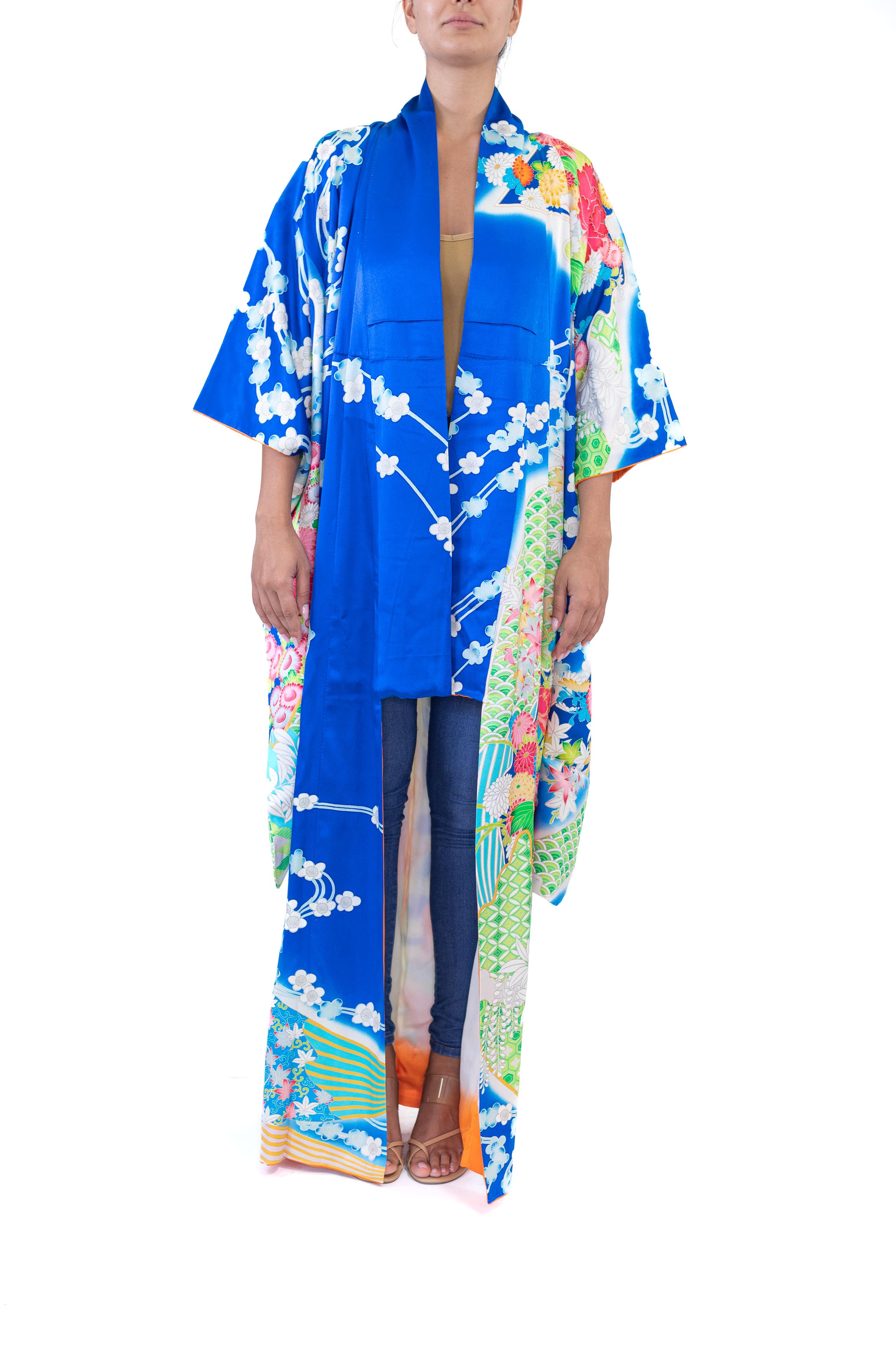 Handbestickter Kimono aus Seiden-Satin, mehrfarbig und blau, 1960er Jahre Damen im Angebot
