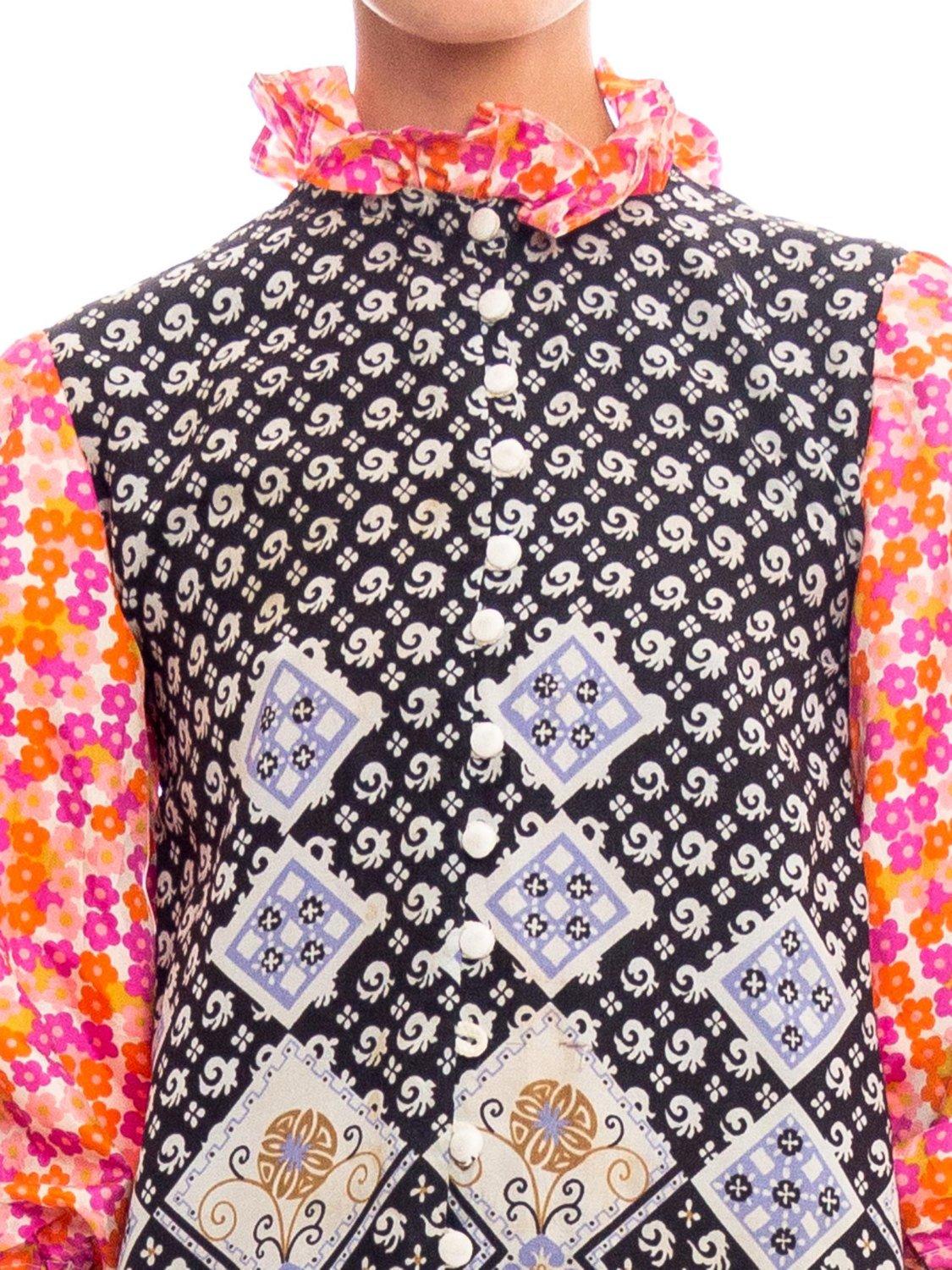 Robe en polyester imprimée à patchwork multicolore style bohème des années 1960 avec détails à volants Bon état - En vente à New York, NY