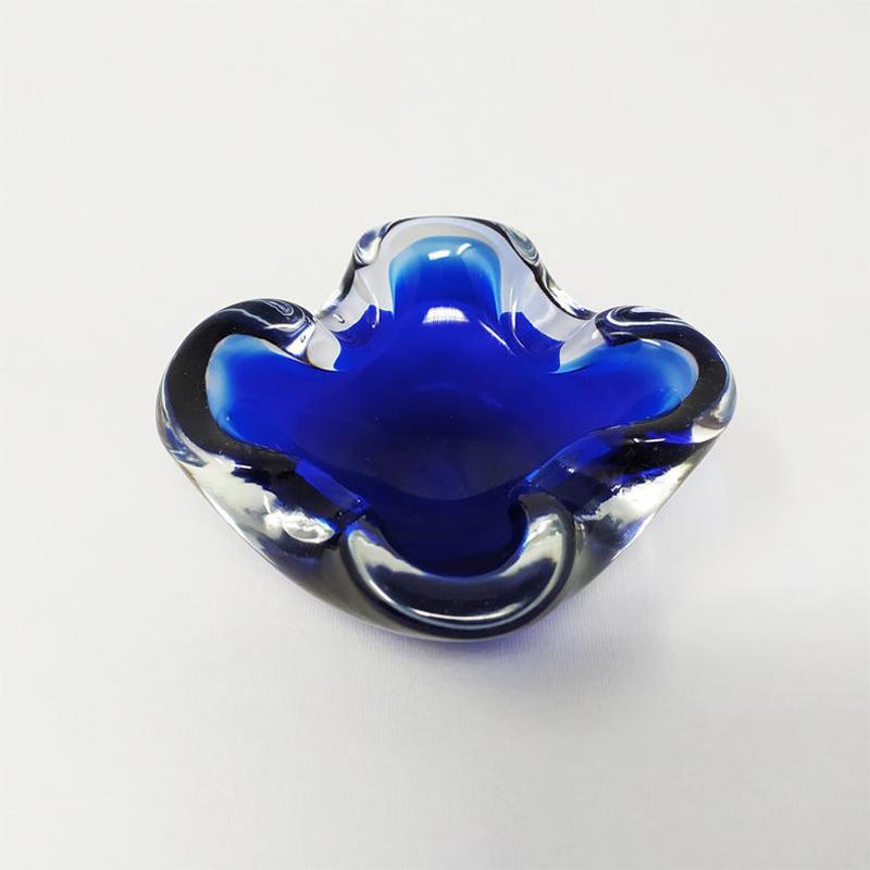 1960er Jahre atemberaubende blaue Aschenbecher / Vide Poche von Flavio Poli in Murano Sommerso Glas entworfen. Dieses Stück ist einzigartig und die Form und die Farbe sind erstaunlich. Hergestellt in Italien
Der Artikel ist in ausgezeichnetem
