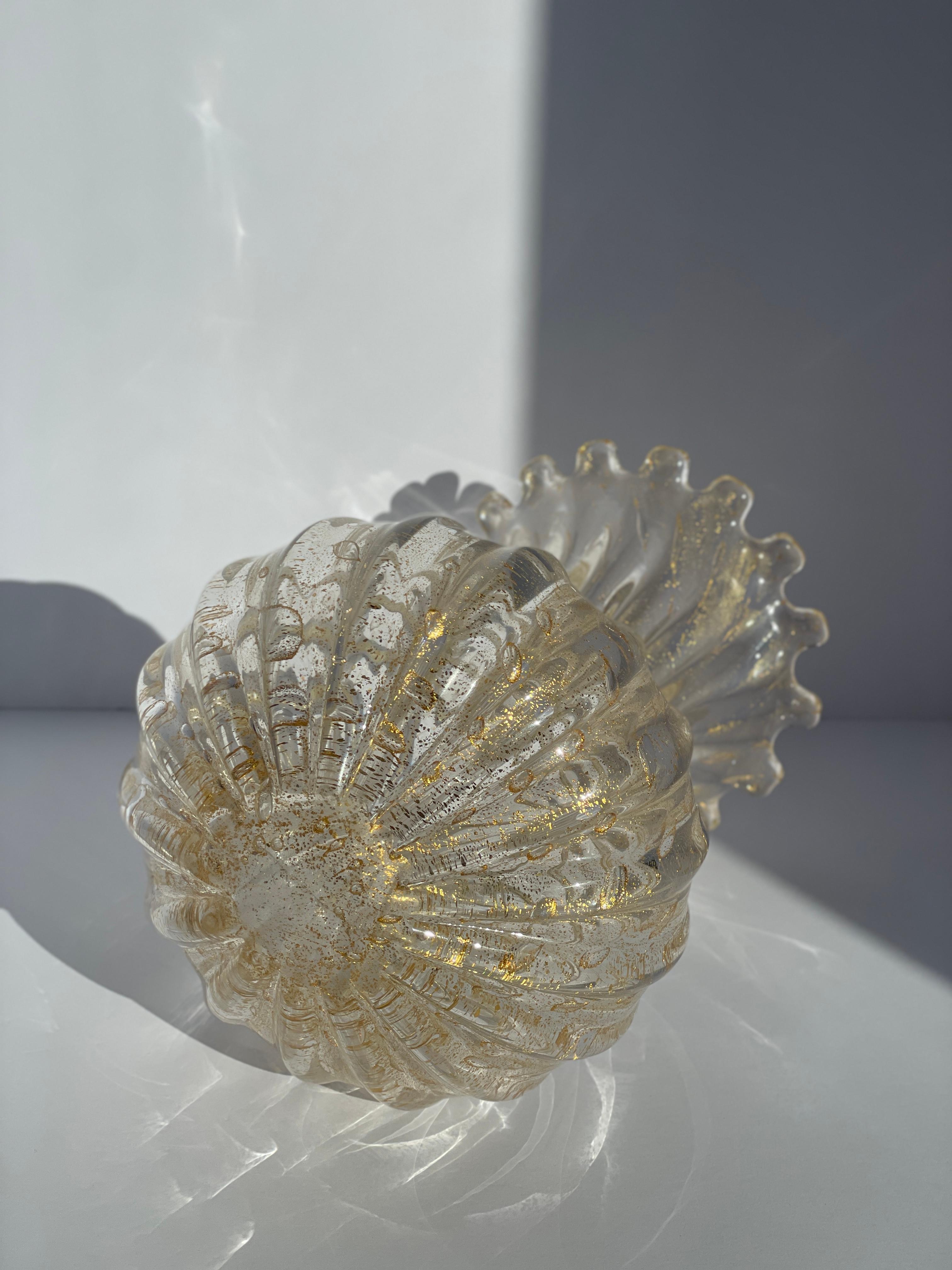 Metà XX secolo Vaso classico di Murano del 1960 Foglia d'oro, bullicante e a coste in vendita