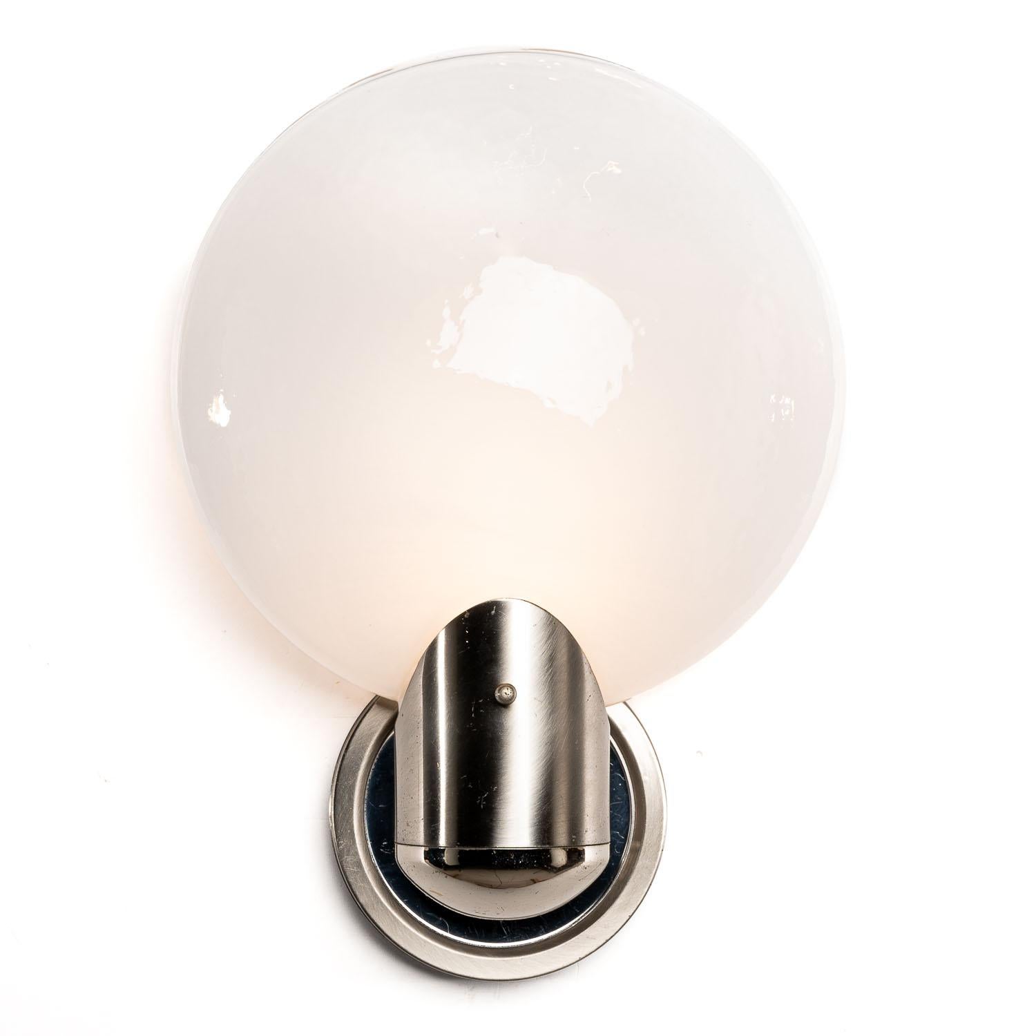 Crea el ambiente que eleve tu espacio. Con este par de luces esferoidales, la gradación de translúcido a opaco del cristal les confiere un efecto suave y resplandeciente cuando se iluminan. Miden unos 25 cm de alto y las bombillas están dentro de