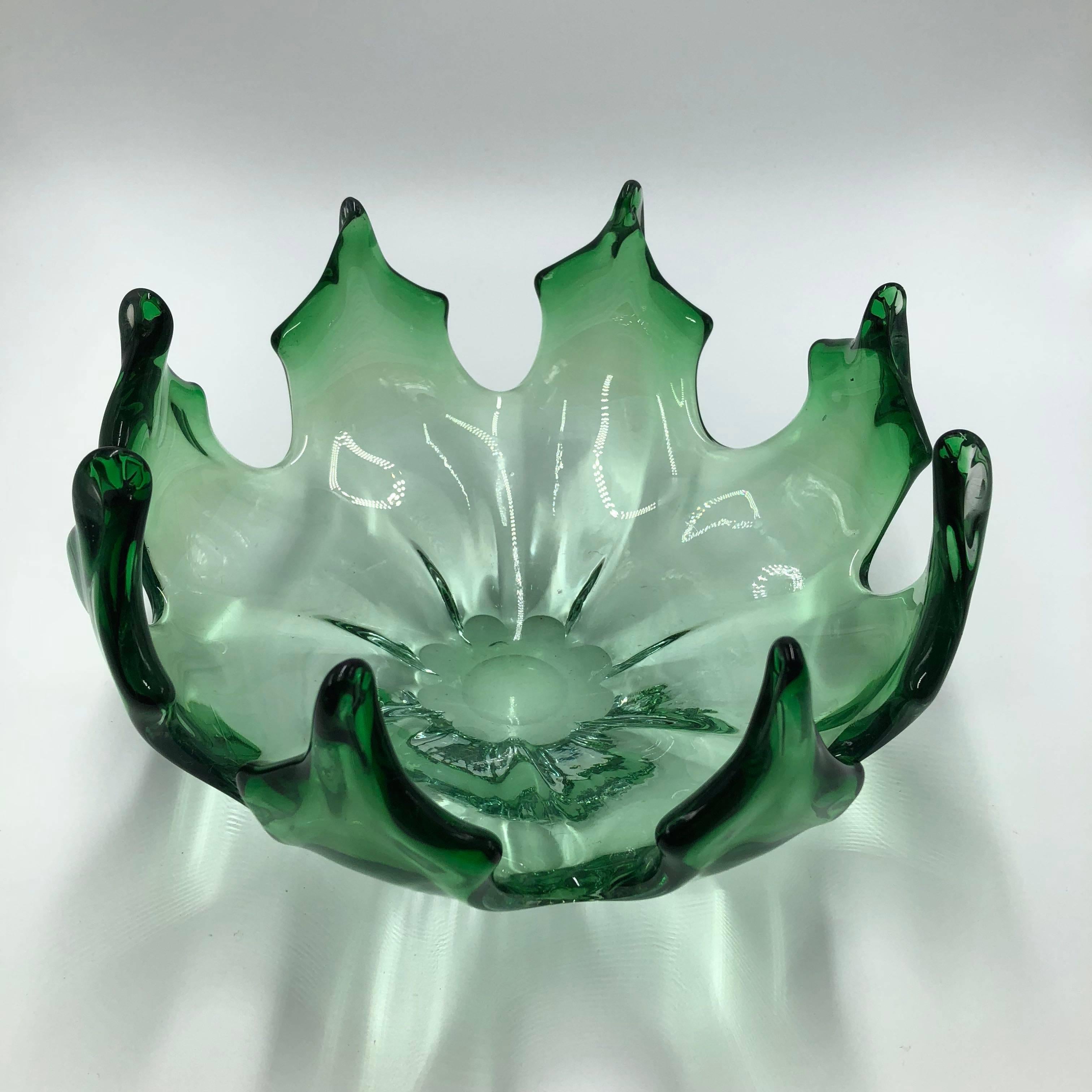 Stunning Murano glass bowl in beautiful green color,

Italy, 1960s.