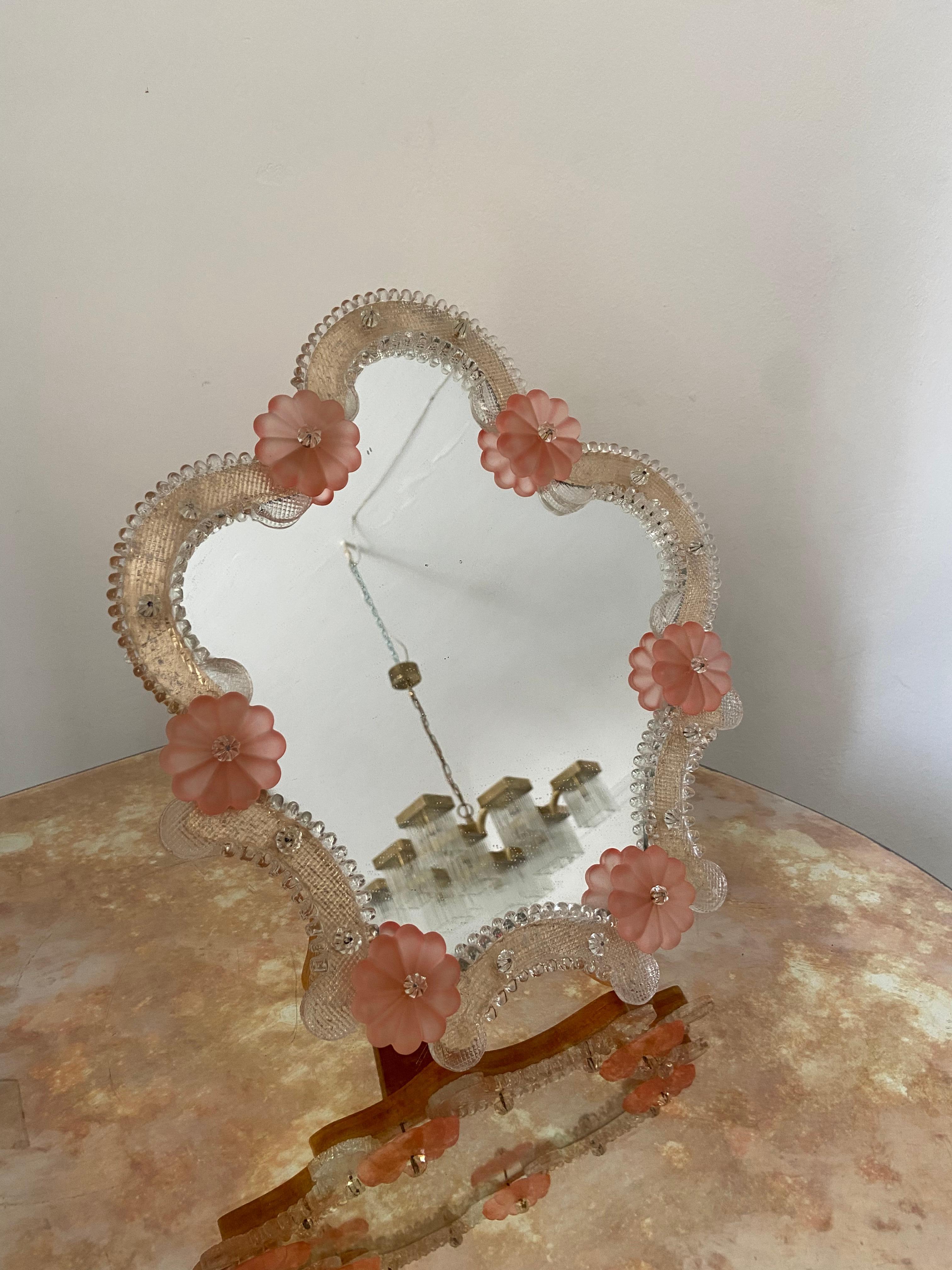 Miroir en verre de Murano des années 1960 avec des fleurs roses délicates. Le verre du miroir lui-même présente une belle patine. Le miroir est conçu pour être posé ou accroché au mur. À vous de choisir. 