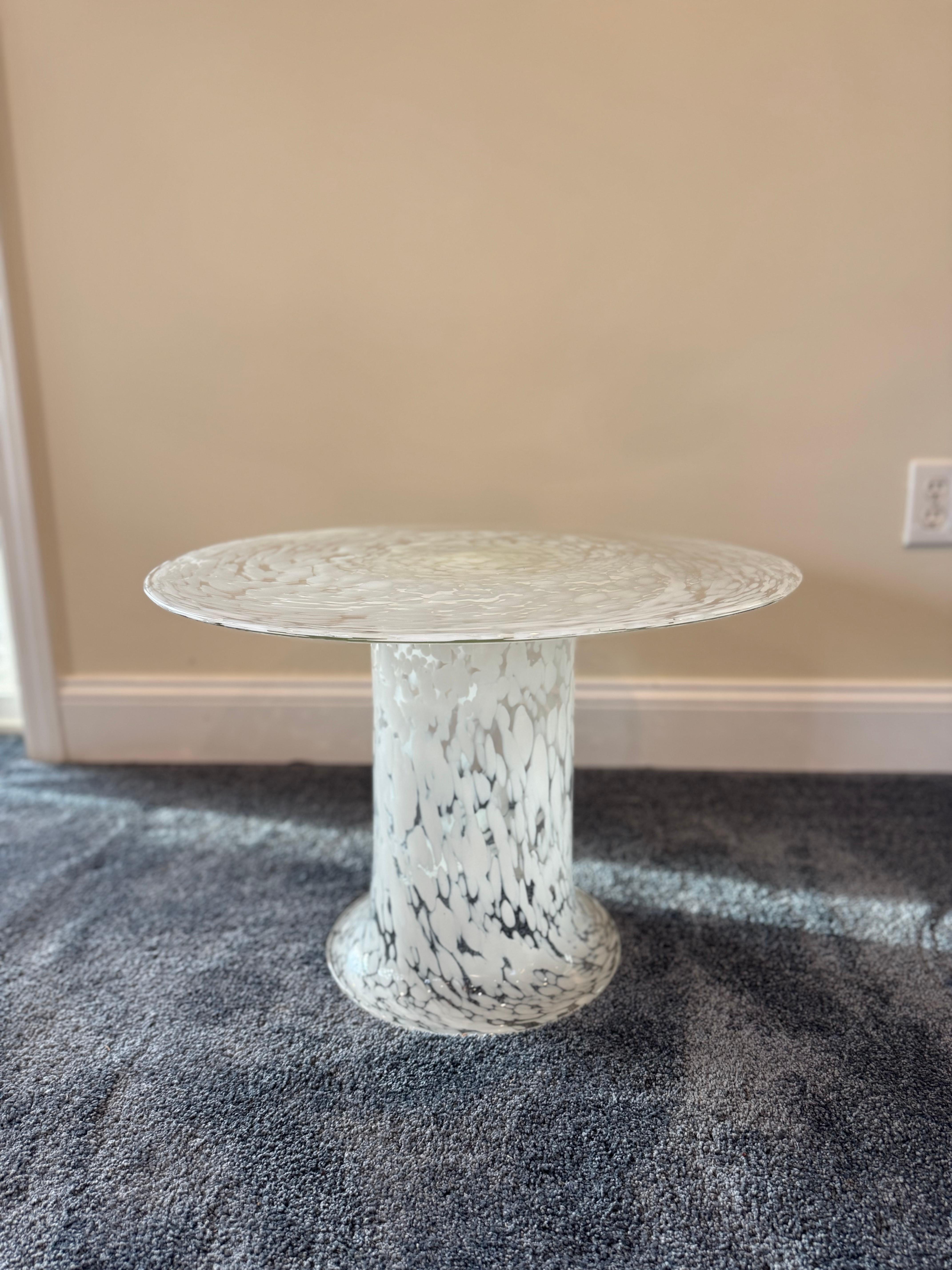 italien Table d'appoint en verre de Murano des années 1960 en vente