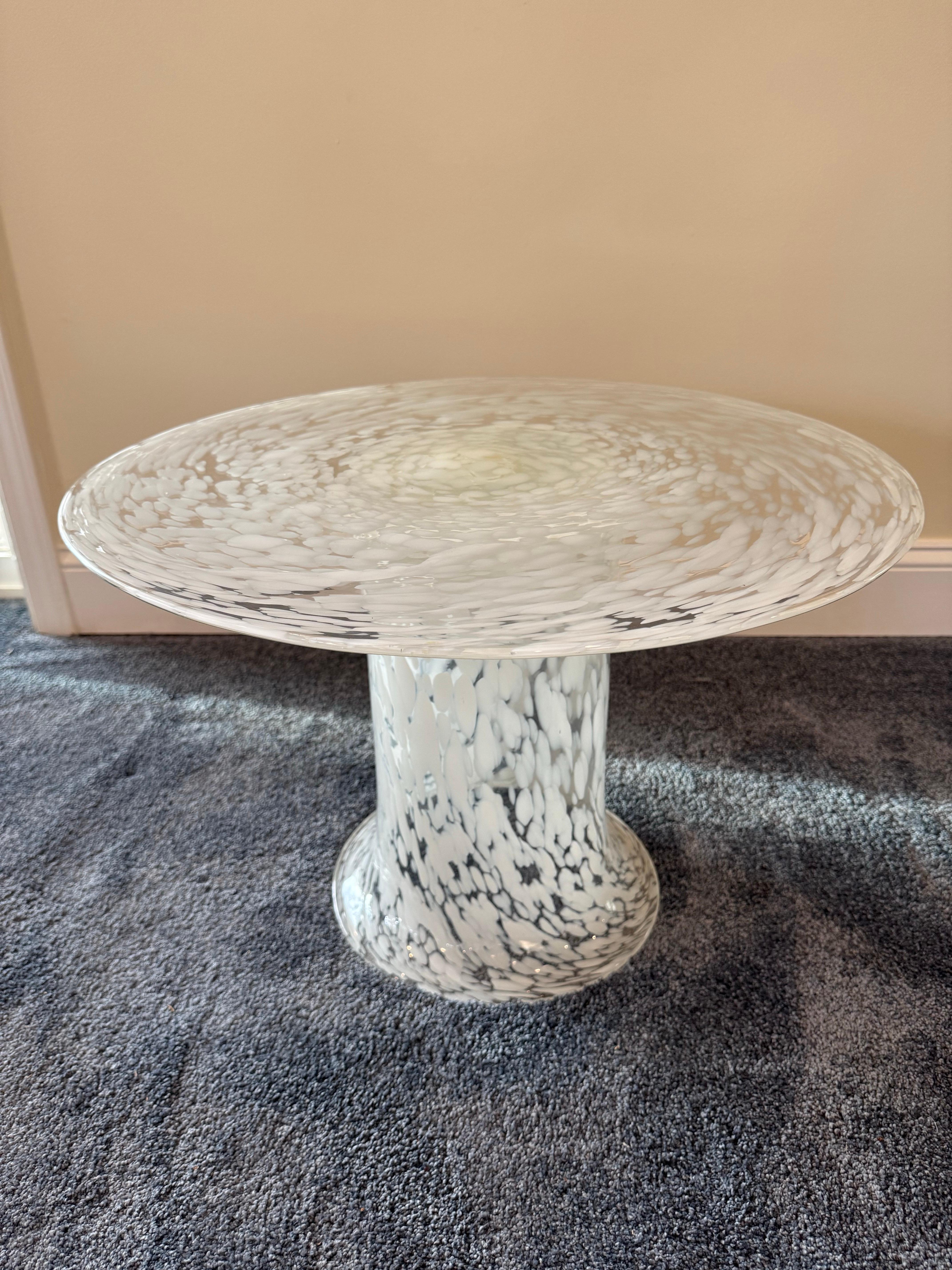 Table d'appoint en verre de Murano des années 1960 Bon état - En vente à Roanoke, VA