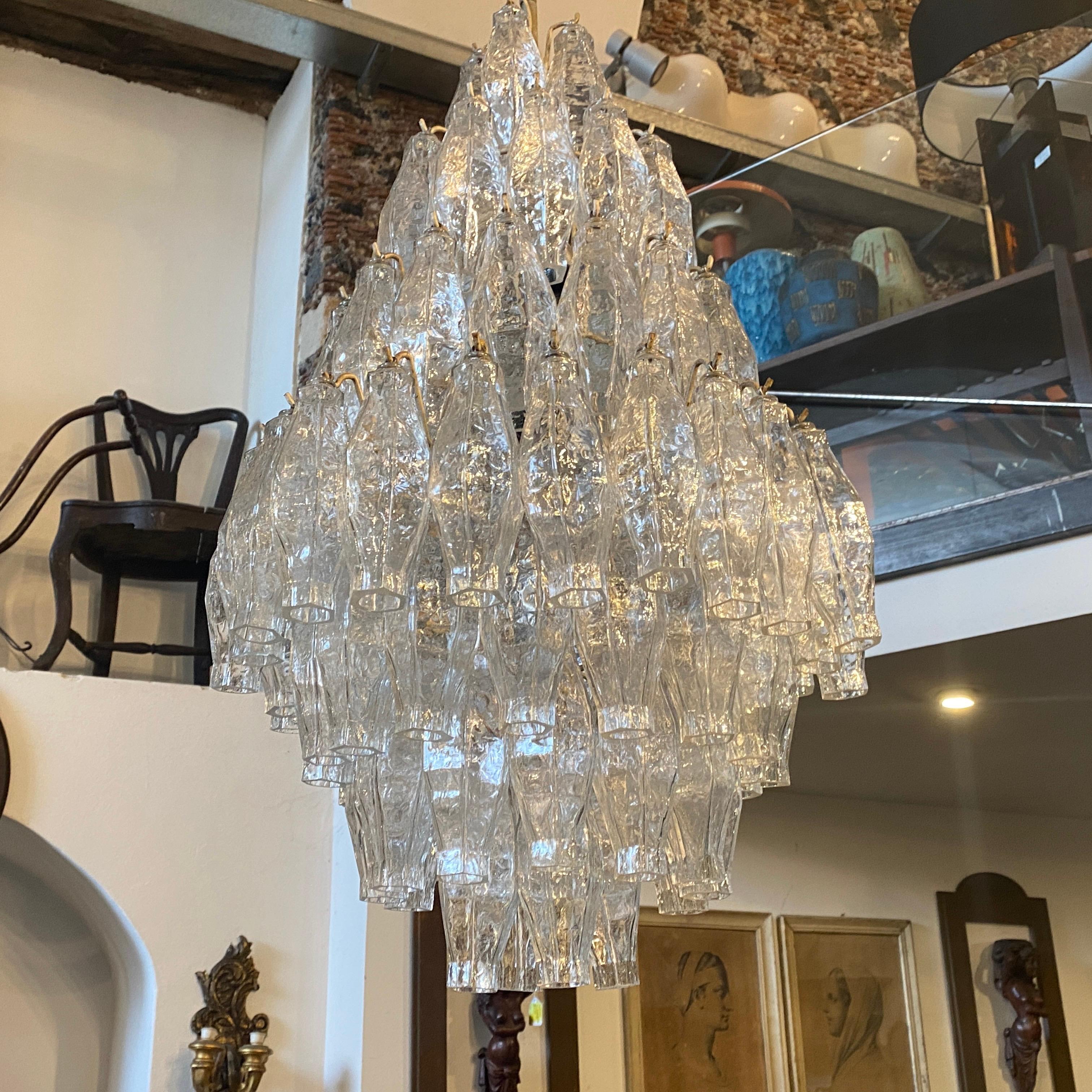A stylish transparent poliedri Murano glass chandelier in perfect conditions, it works 110-240 volts and needs regular e27 bulbs.