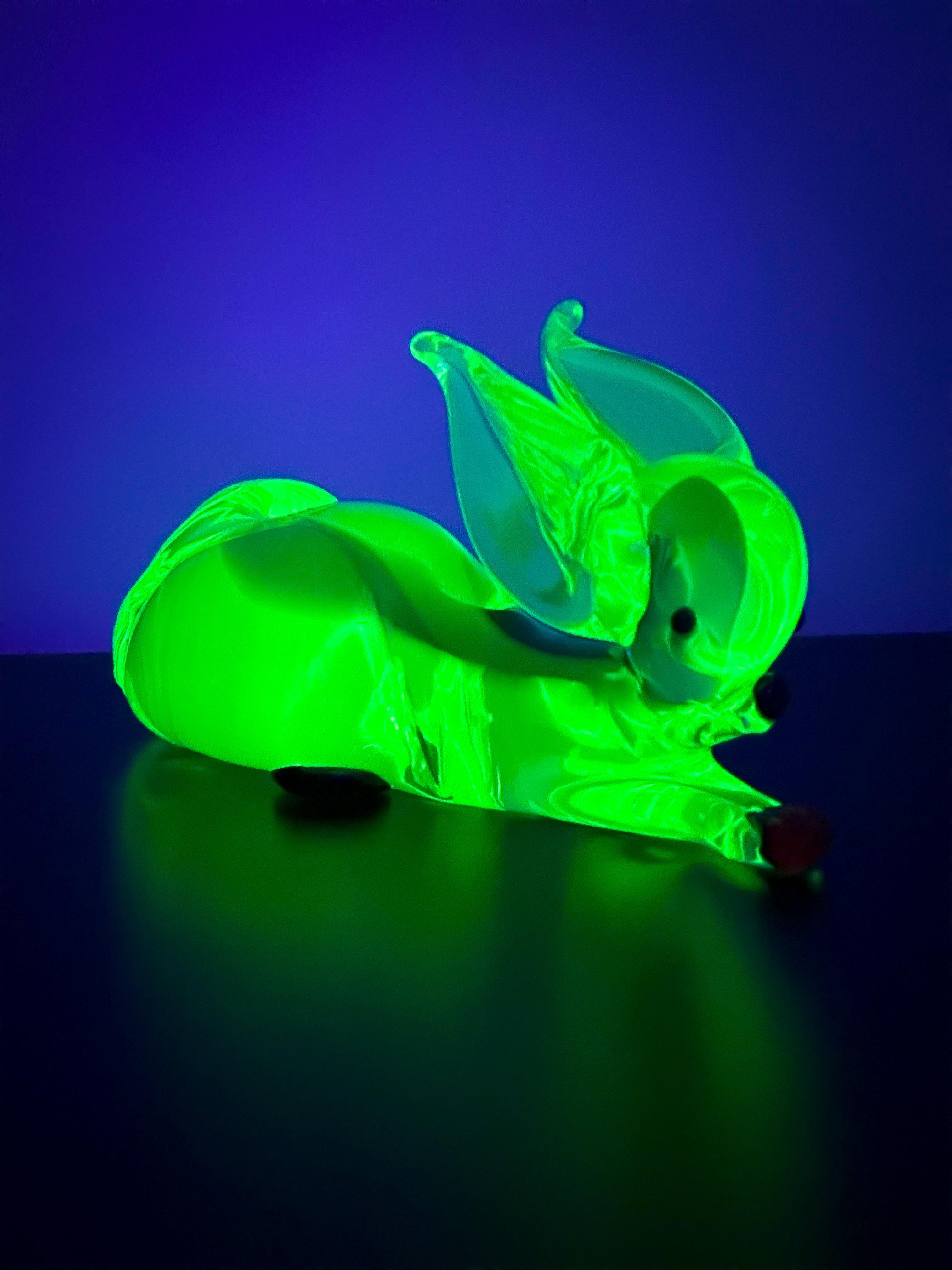 Murano Uranium Glass Rabbit Sculpture by Ferro & Lazzarini c. 1960s, Italy In Good Condition For Sale In Glasgow, GB