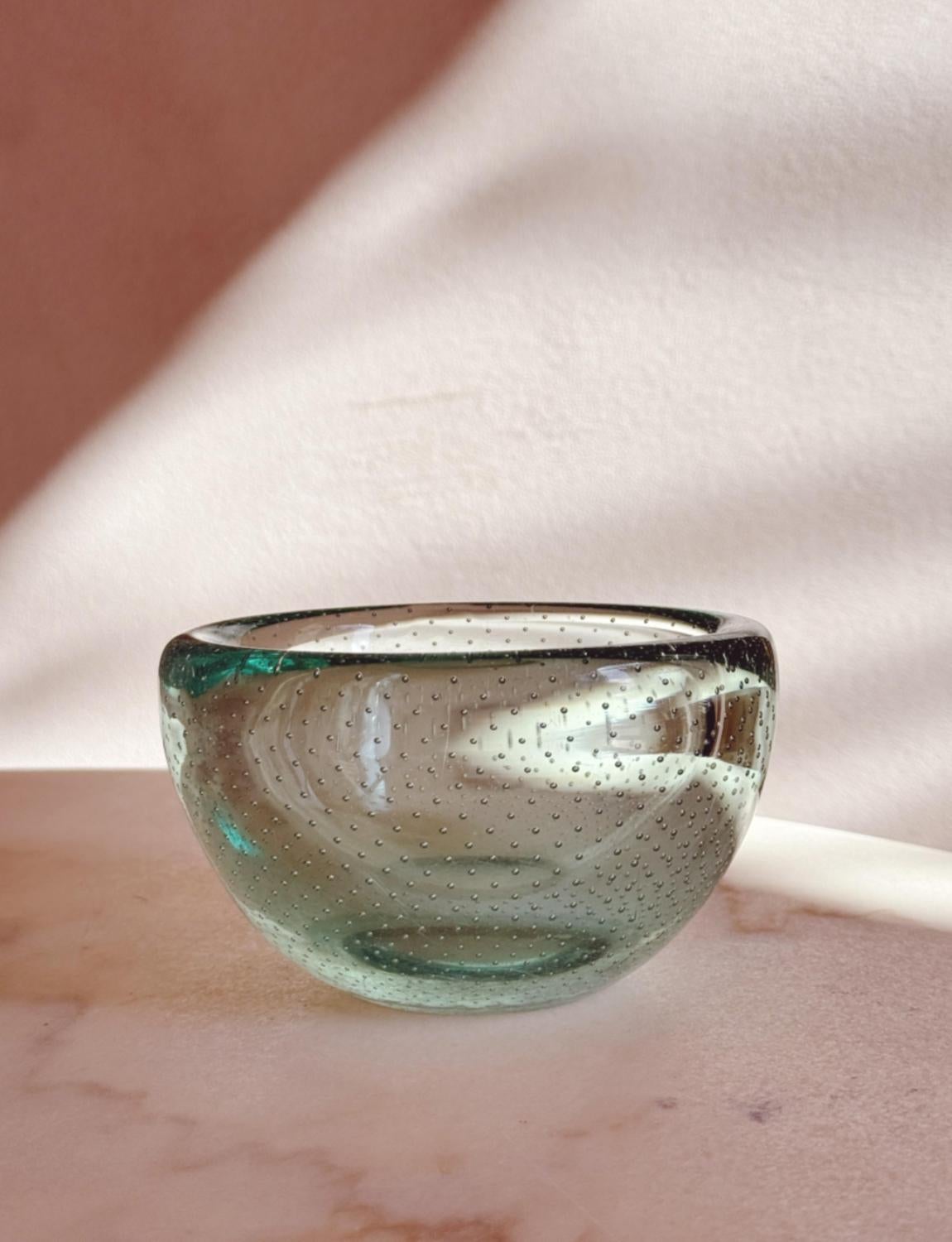 Un très beau bol en verre de Murano soufflé à la main, de couleur turquoise, avec bolle (bulles d'air décoratives). Ce bol est en bon état.
