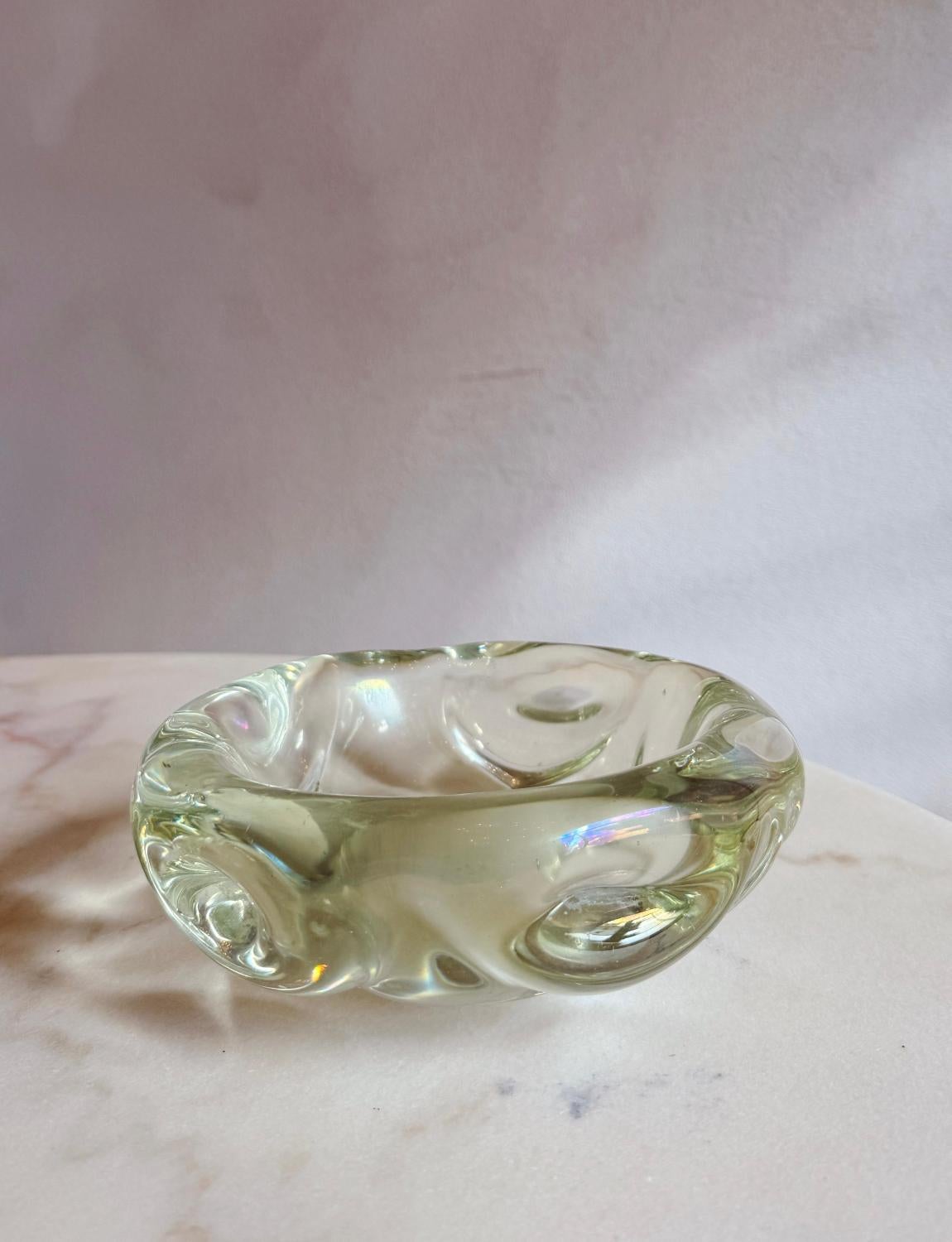 A truly beautiful hand-blown Murano glass transparent bowl blown in an uneven 'wobbly' shape with beautiful folds and curves. This bowl is in good condition.