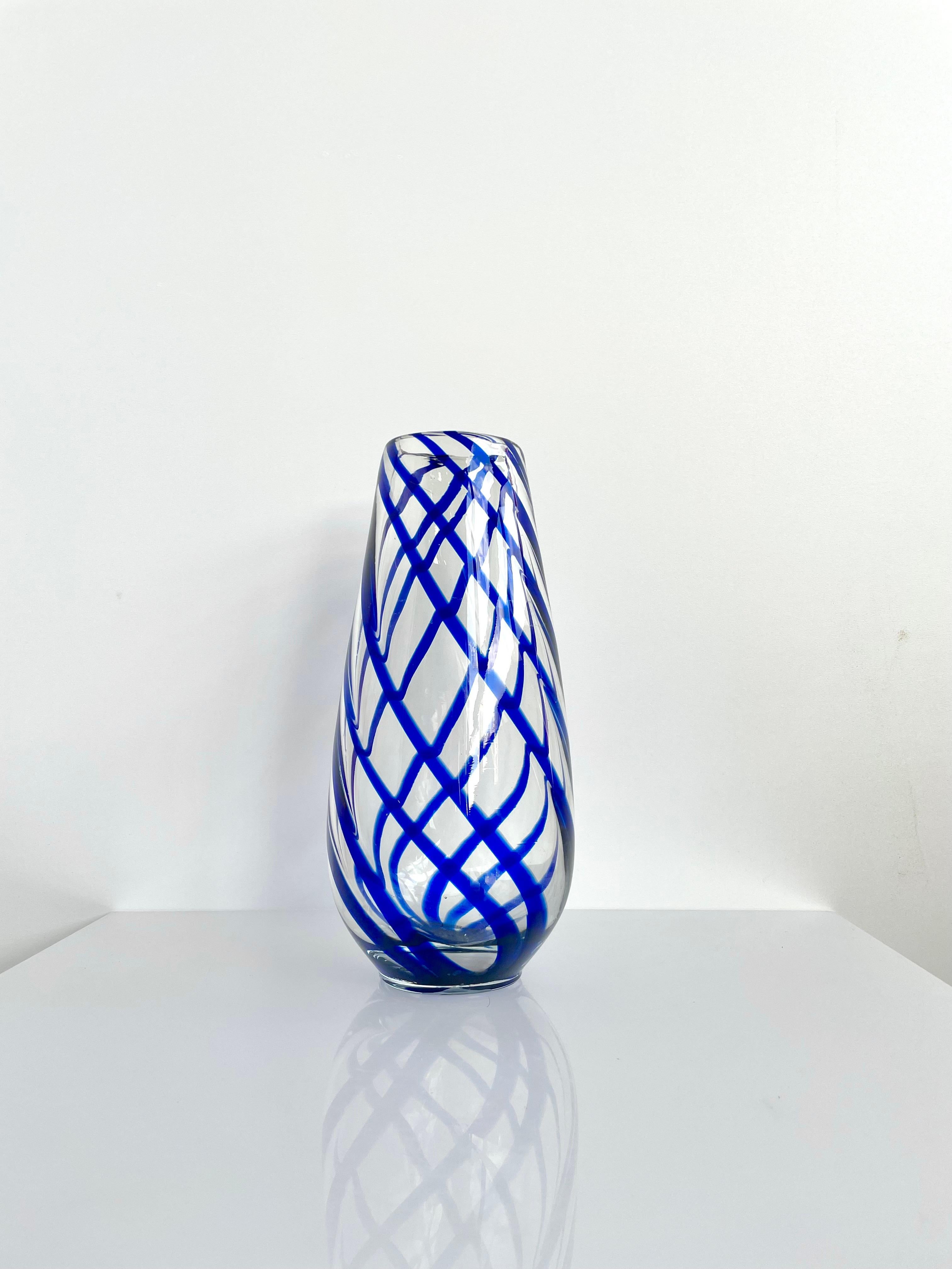Vase en verre de Murano des années 1960. Tourbillons de couleur bleue dans un verre transparent (fait à la main). A utiliser comme objet décoratif ou comme récipient fonctionnel pour contenir des fleurs ou d'autres éléments décoratifs. 