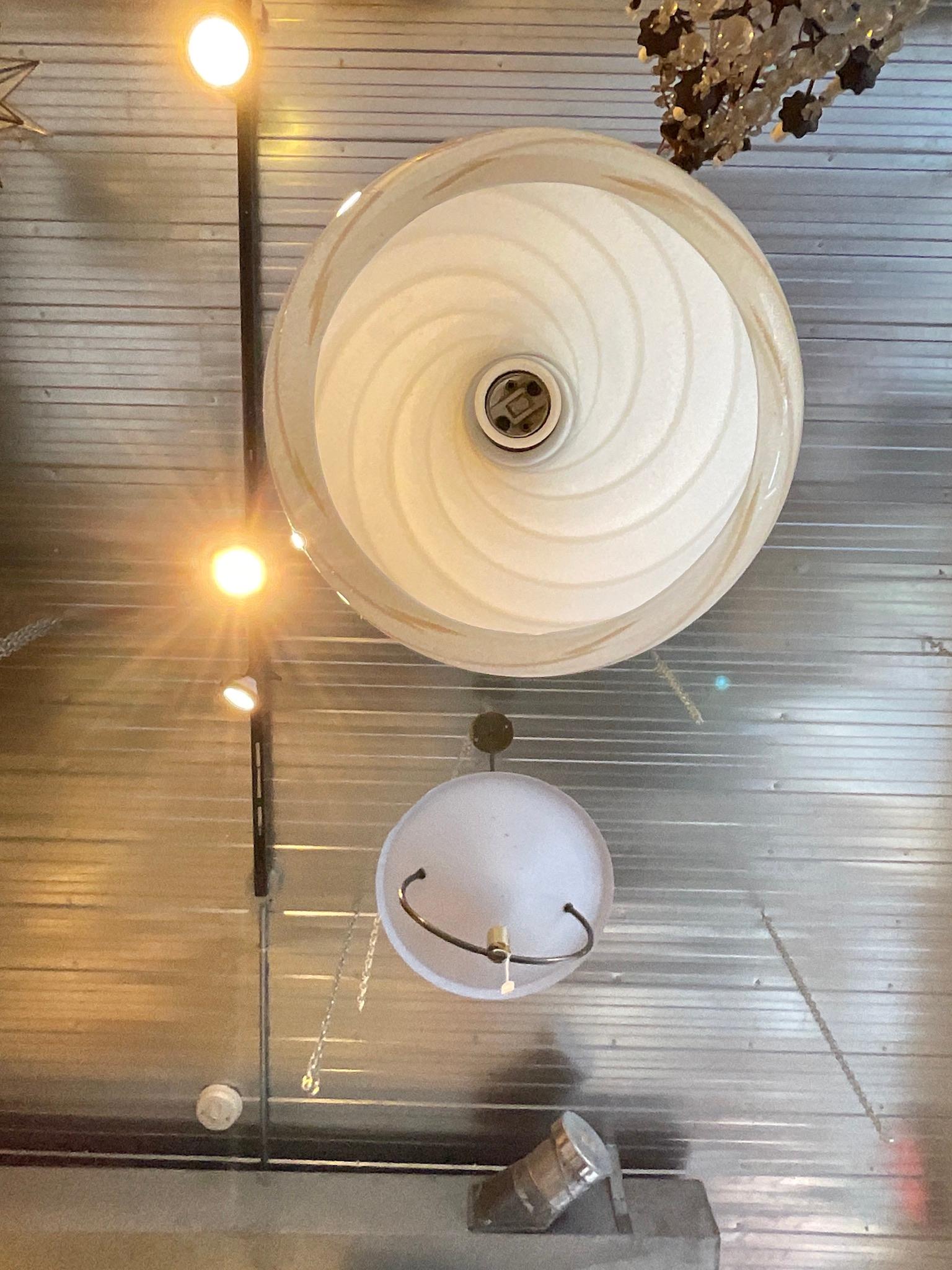 Pendentif en or et verre blanc cassé de Murano des années 1960 en vente 1