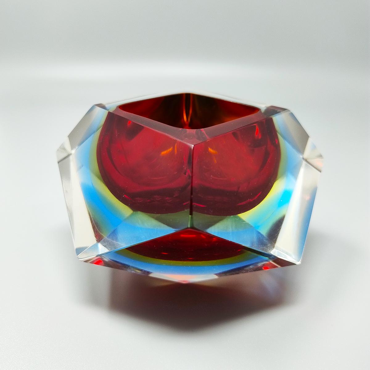 Erstaunlicher rot-blauer Aschenbecher von Flavio Poli aus Murano-Glas. Hergestellt in Italien. Es ist eine Skulptur
Der Artikel ist in ausgezeichnetem Zustand
Abmessungen:
Durchmesser 5,11
