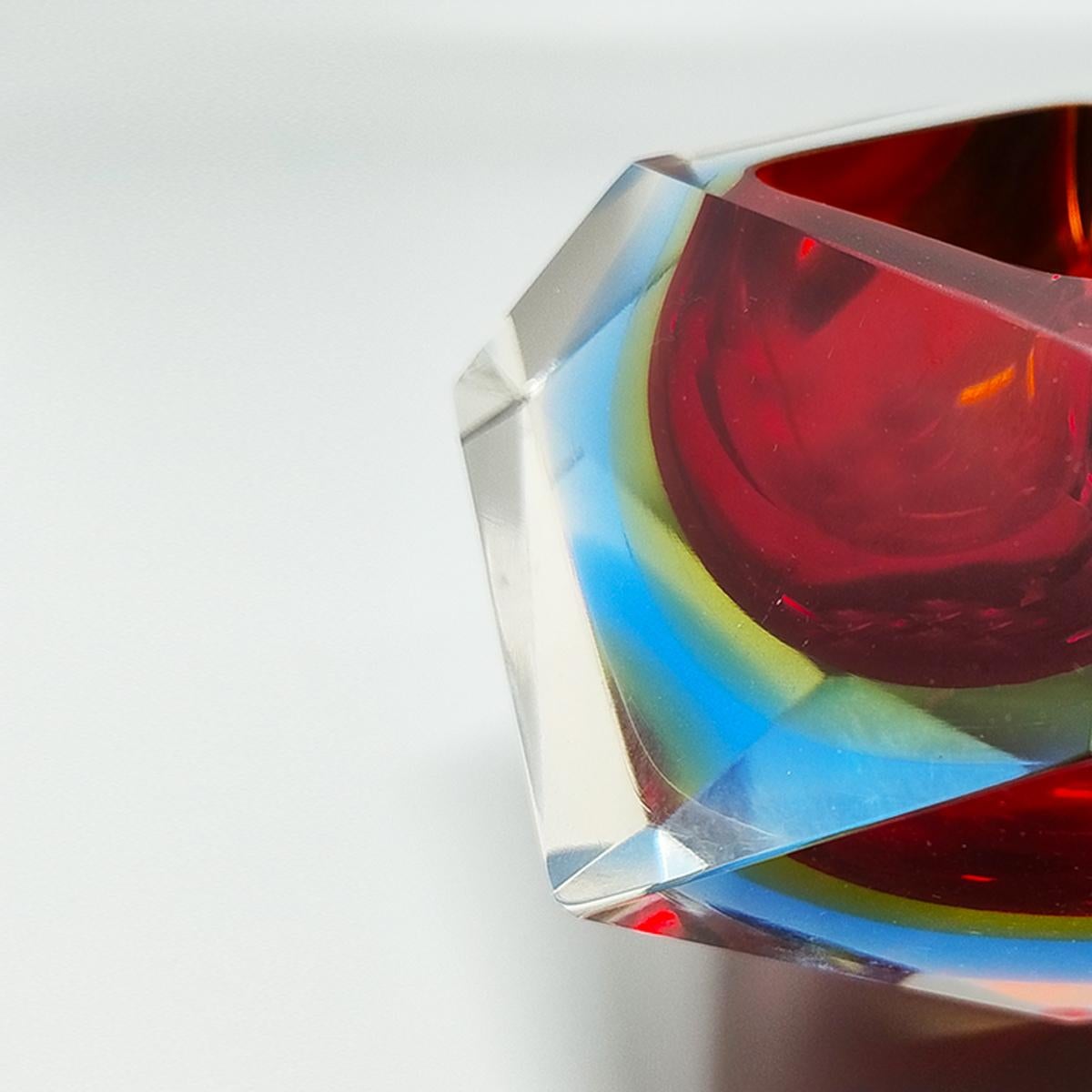 1960er Murano Aschenbecher oder Auffangbehälter von Flavio Poli in Rot und Blau (Mitte des 20. Jahrhunderts) im Angebot