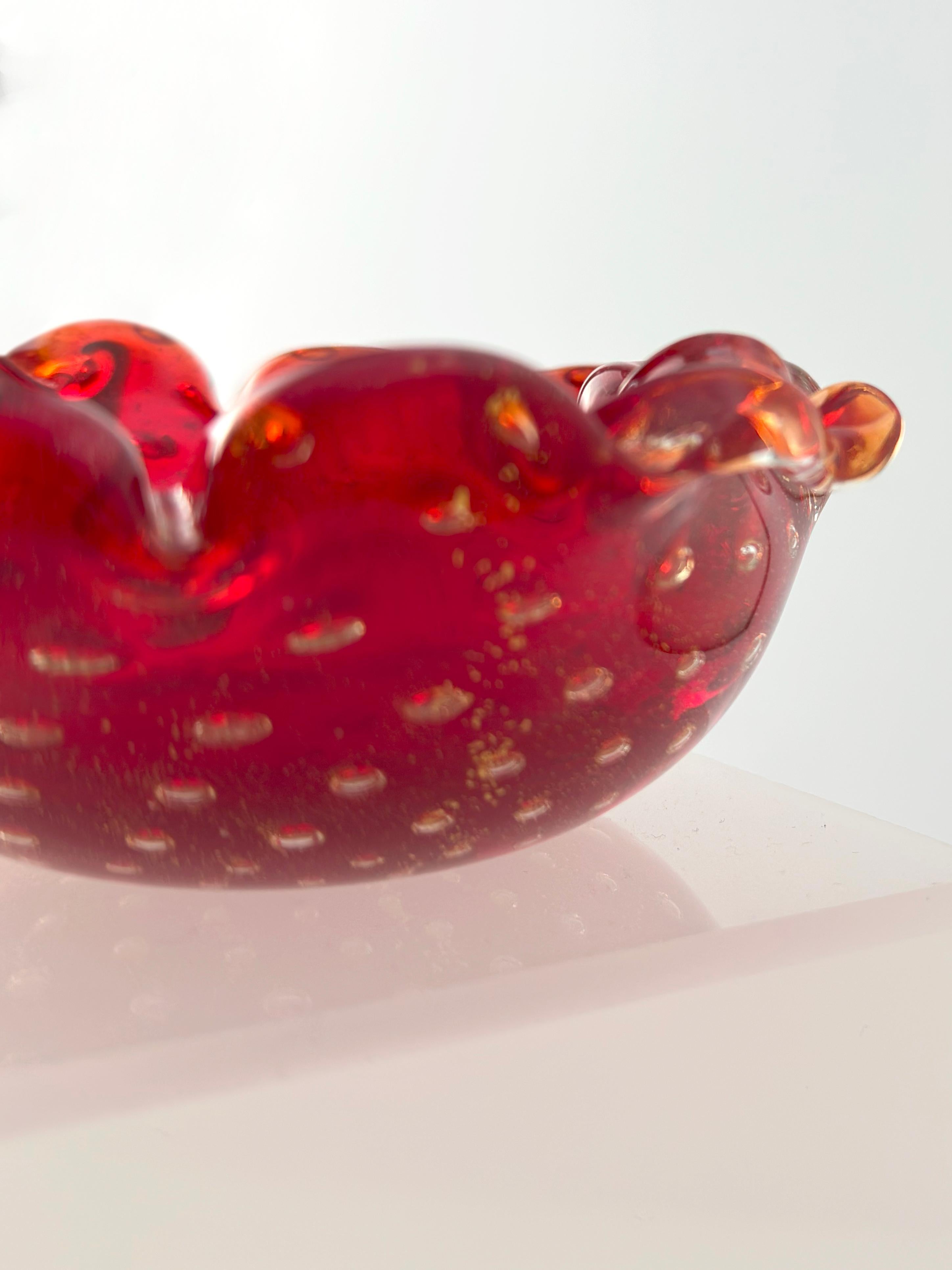 Pequeño cuenco de cristal de Murano rojo rubí con burbujas bullicantes e inclusiones doradas, fabricado a mano en Italia en la década de 1960, probablemente en el taller de Archimede Seguso, uno de los más célebres vidrieros de Murano de mediados de