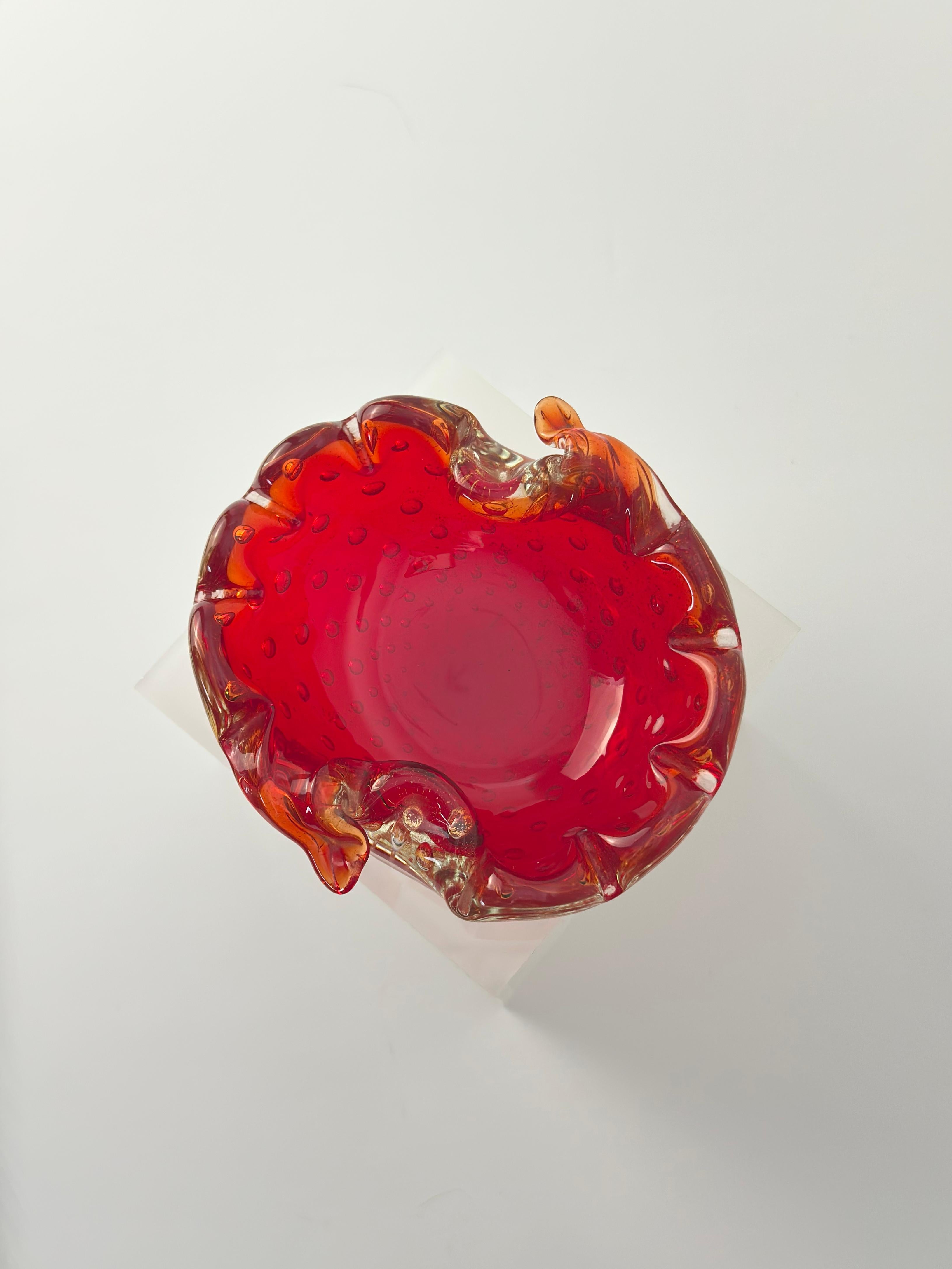 Cuenco de cristal de Murano Bullicante rojo rubí con motas doradas, Italia, años 60 Moderno de mediados de siglo en venta