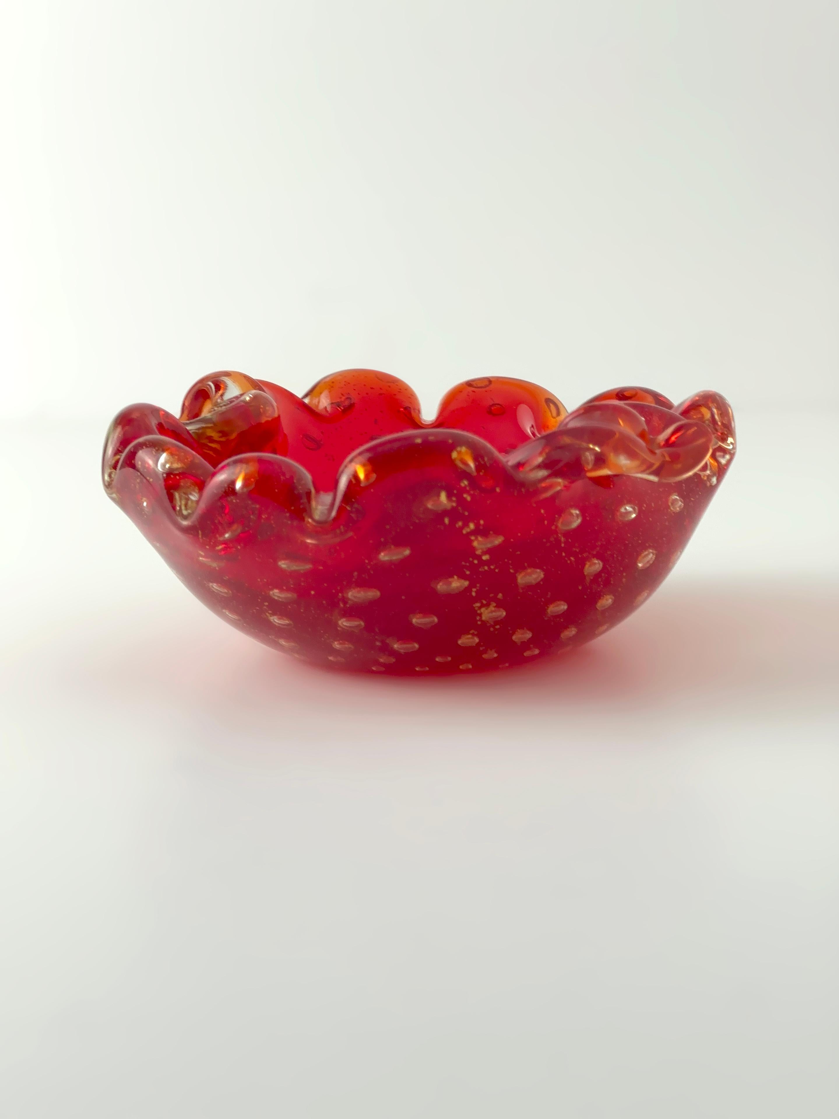 Cuenco de cristal de Murano Bullicante rojo rubí con motas doradas, Italia, años 60 Italiano en venta