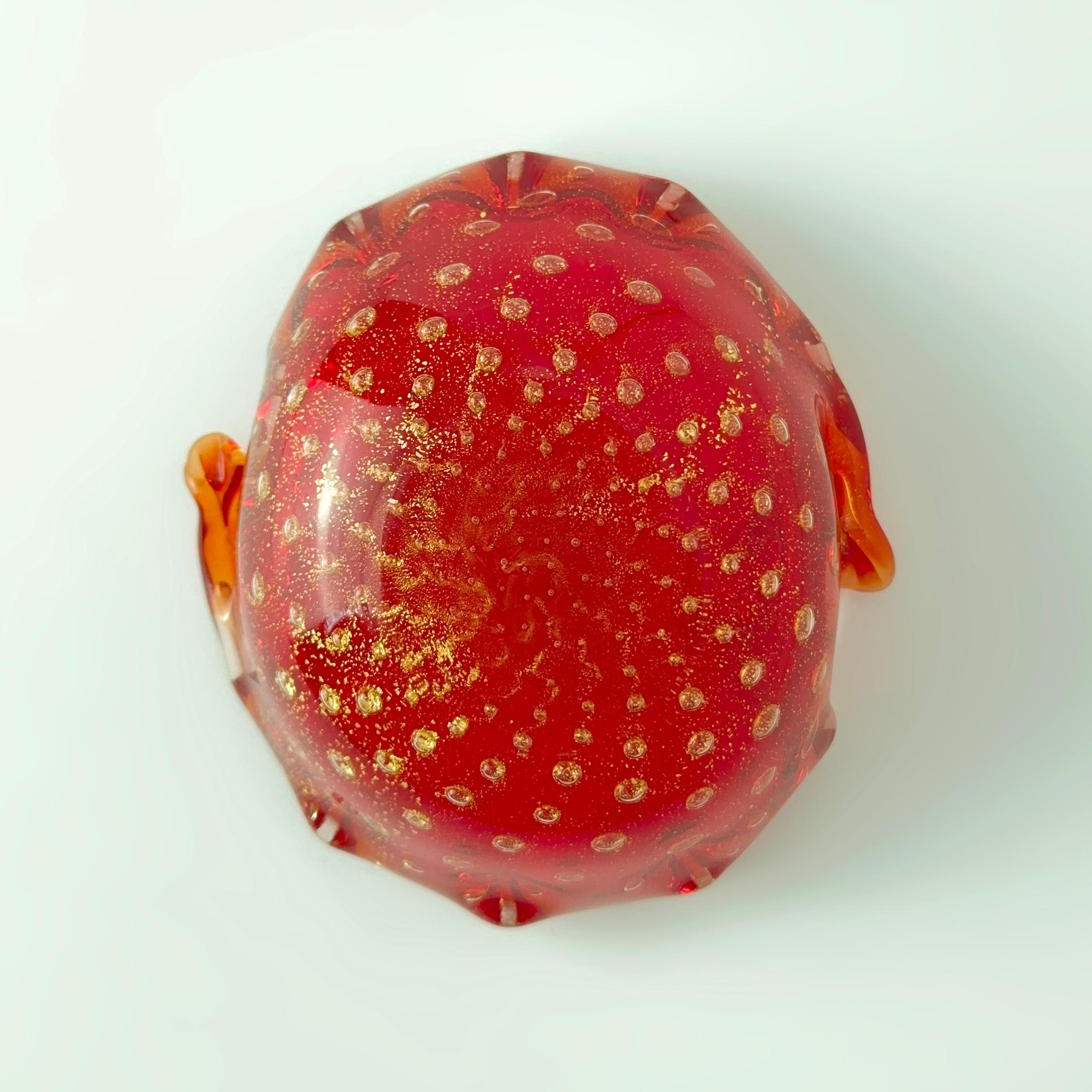 Cuenco de cristal de Murano Bullicante rojo rubí con motas doradas, Italia, años 60 Hecho a mano en venta