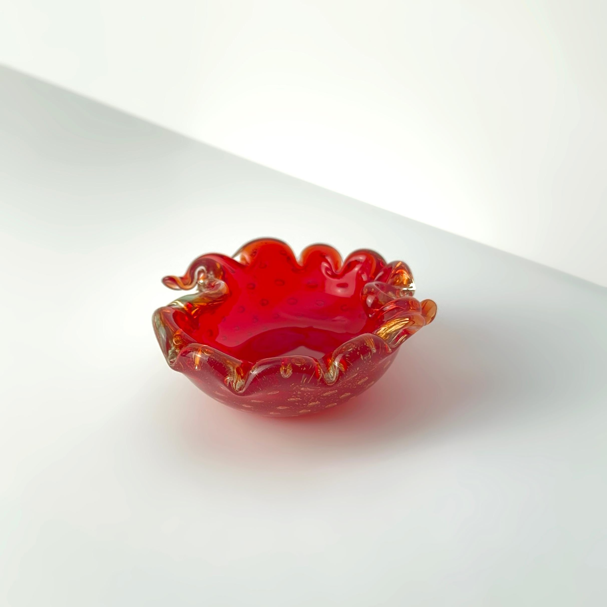 Cuenco de cristal de Murano Bullicante rojo rubí con motas doradas, Italia, años 60 en Bueno estado para la venta en Glasgow, GB
