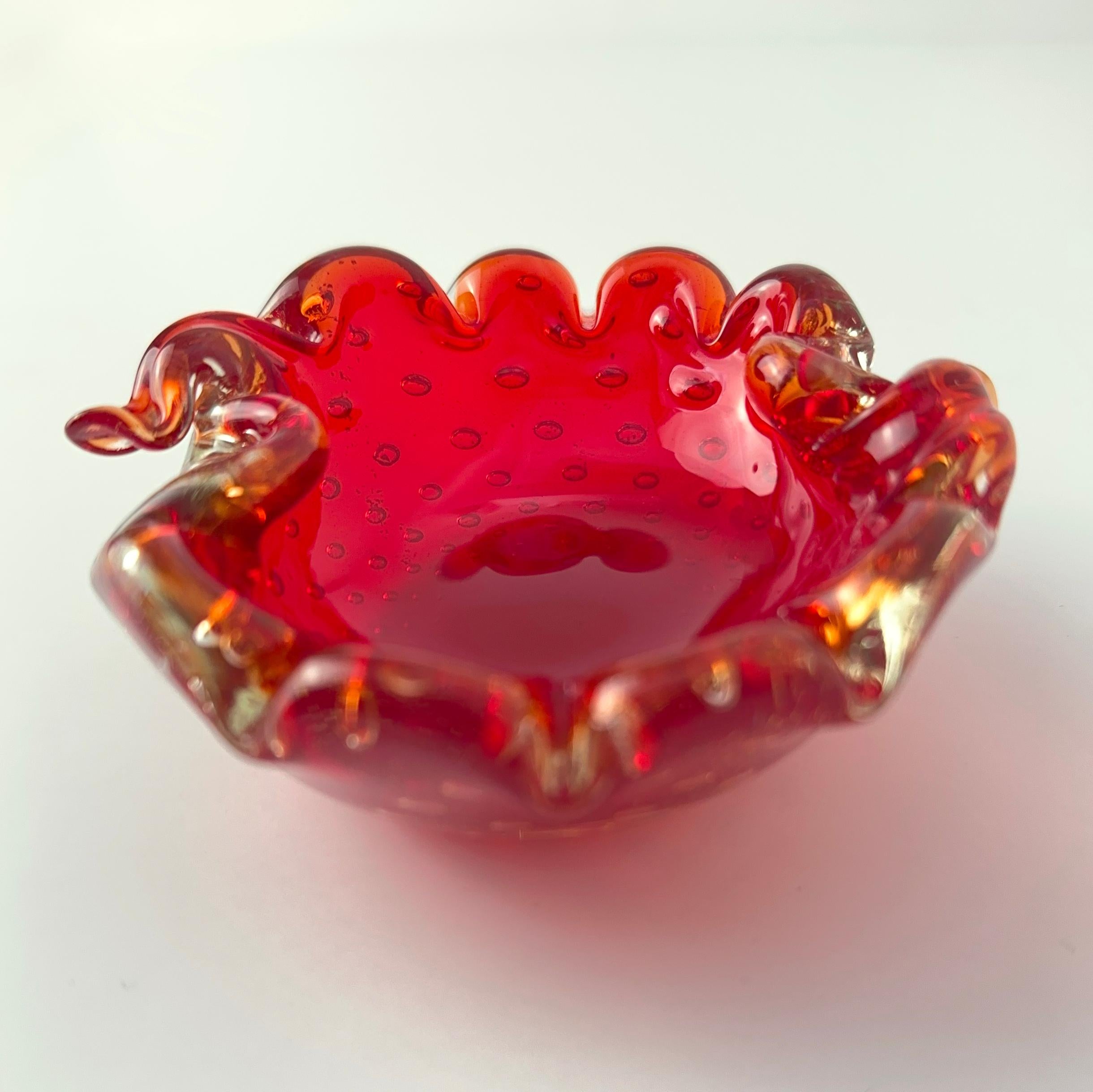 Cuenco de cristal de Murano Bullicante rojo rubí con motas doradas, Italia, años 60 Oro en venta