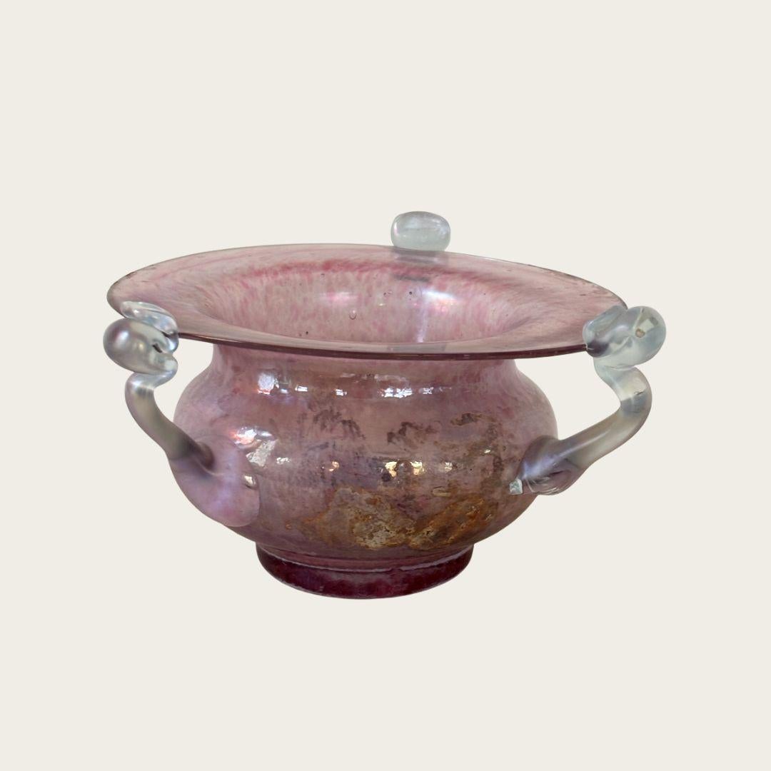 Con corpo viola e dettagli del braccio della gruccia in azzurro. Con l'effetto Scavo, che conferisce alla ciotola la sensazione dell'antico vetro romano. Etichetta di Murano sul lato inferiore.