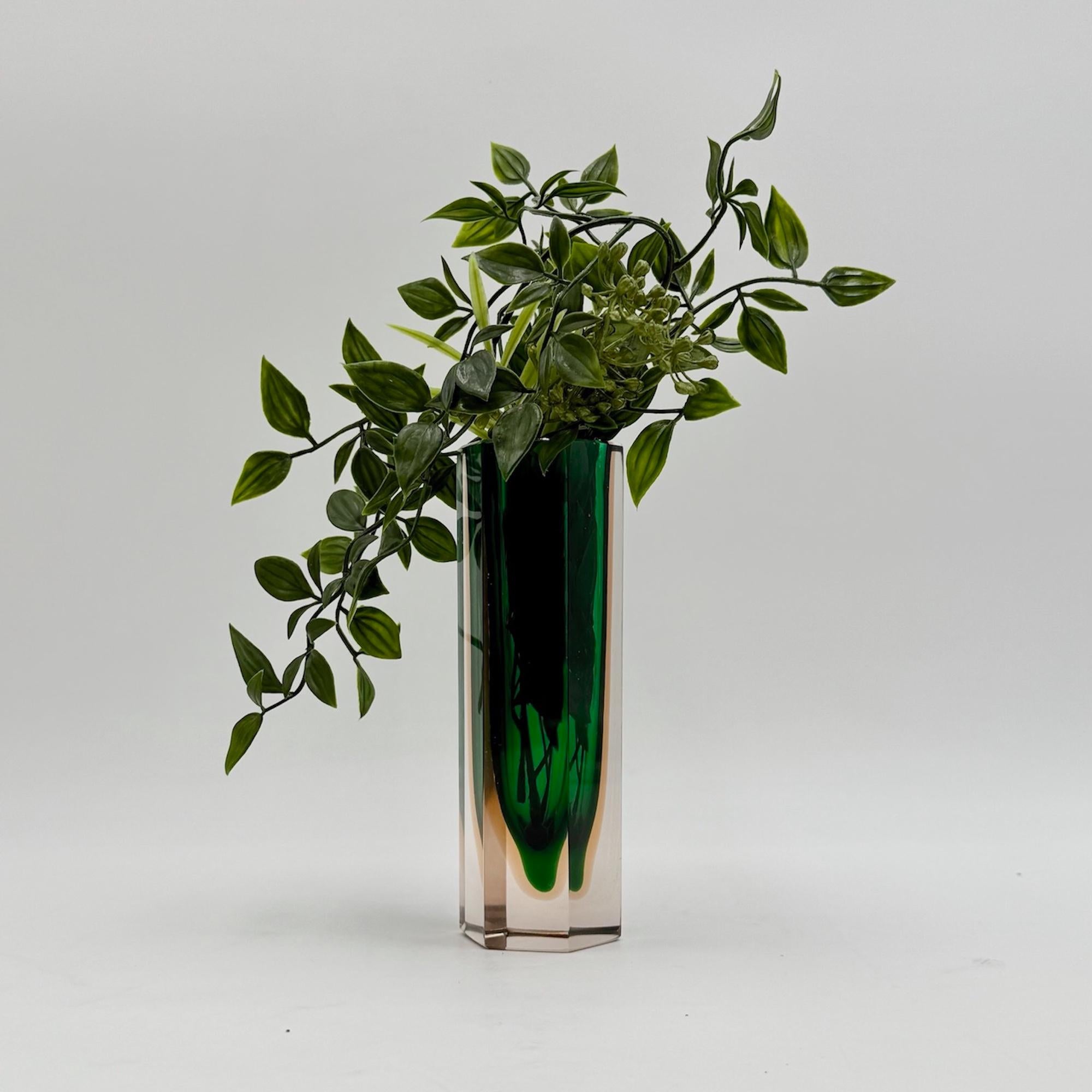 1960er Murano Glass Sommerso Vase in Grün und Bernstein, sechseckiges geschliffenes Glas (Moderne der Mitte des Jahrhunderts) im Angebot