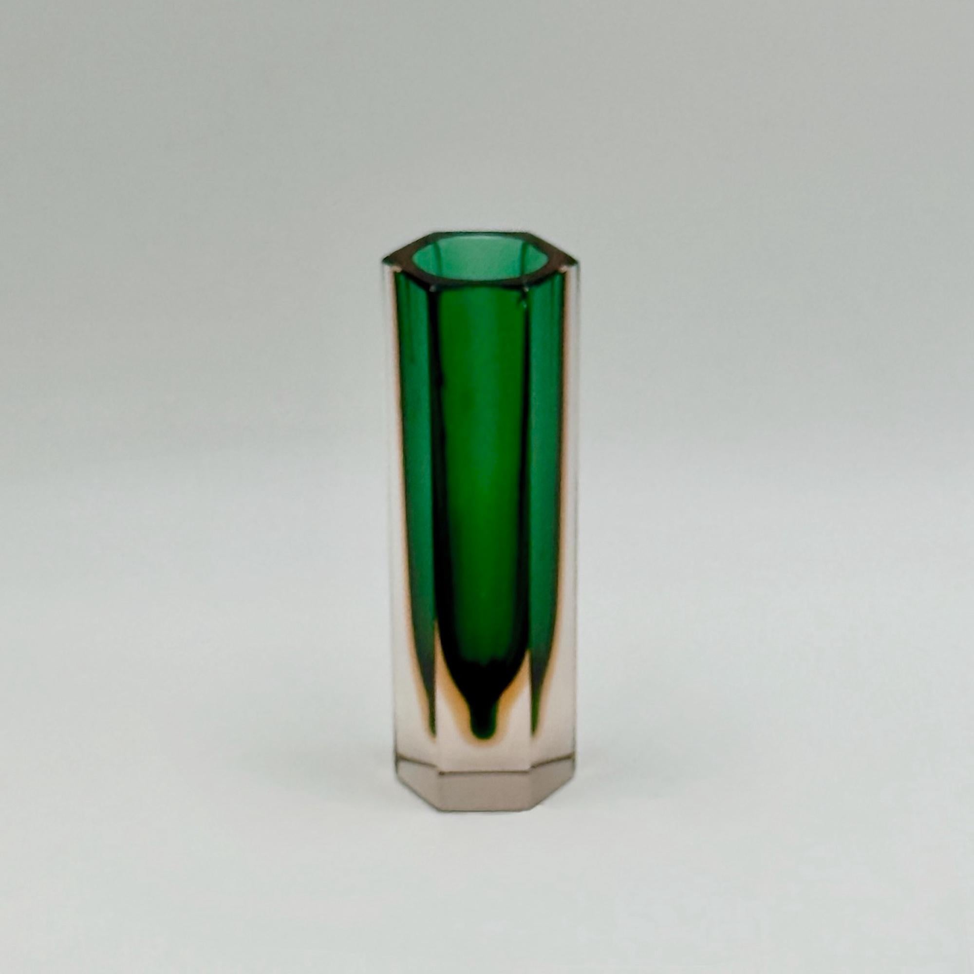 1960er Murano Glass Sommerso Vase in Grün und Bernstein, sechseckiges geschliffenes Glas (Ende des 20. Jahrhunderts) im Angebot