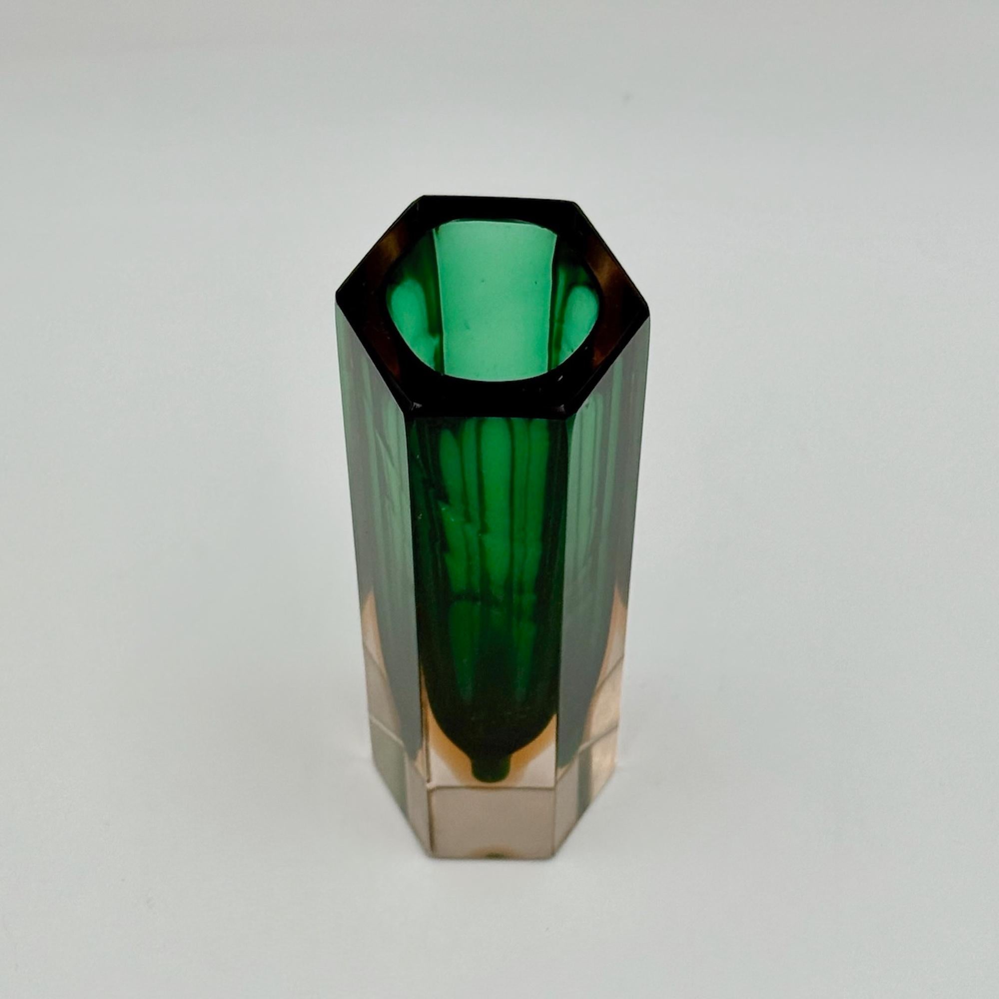 1960er Murano Glass Sommerso Vase in Grün und Bernstein, sechseckiges geschliffenes Glas (Muranoglas) im Angebot