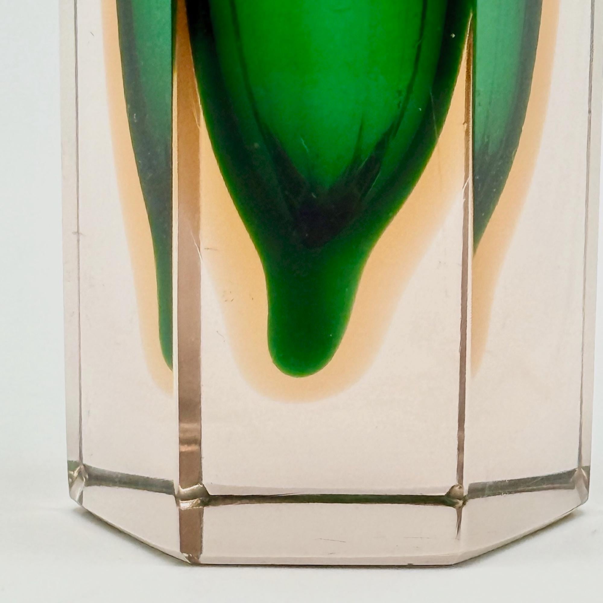 1960er Murano Glass Sommerso Vase in Grün und Bernstein, sechseckiges geschliffenes Glas im Angebot 2
