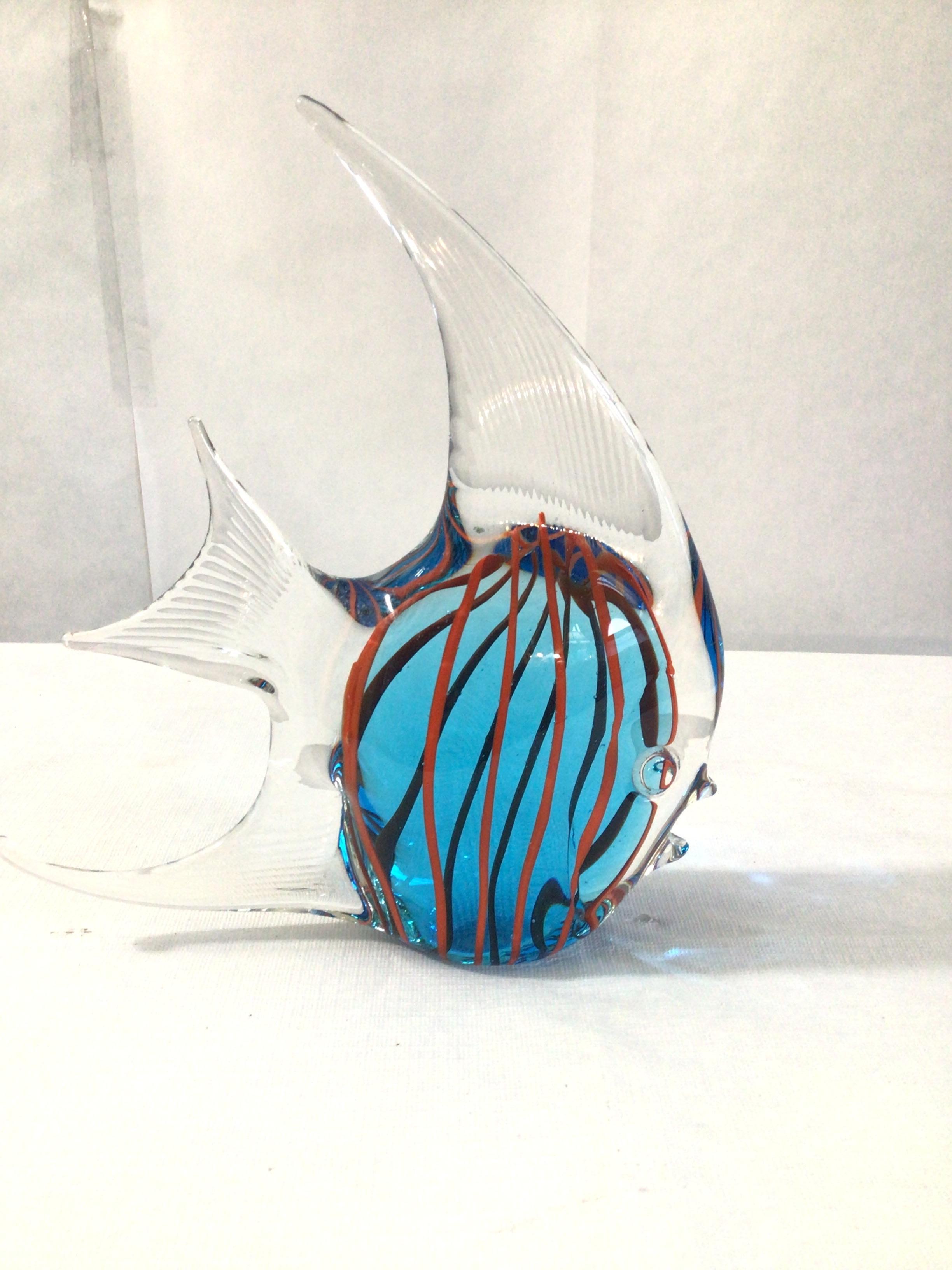1960s Murano Style Colorful Art Glass Angel Fish Sculpture
Œuvre d'art unique réalisée à la main
Couleurs : bleu, rouge et verre transparent.