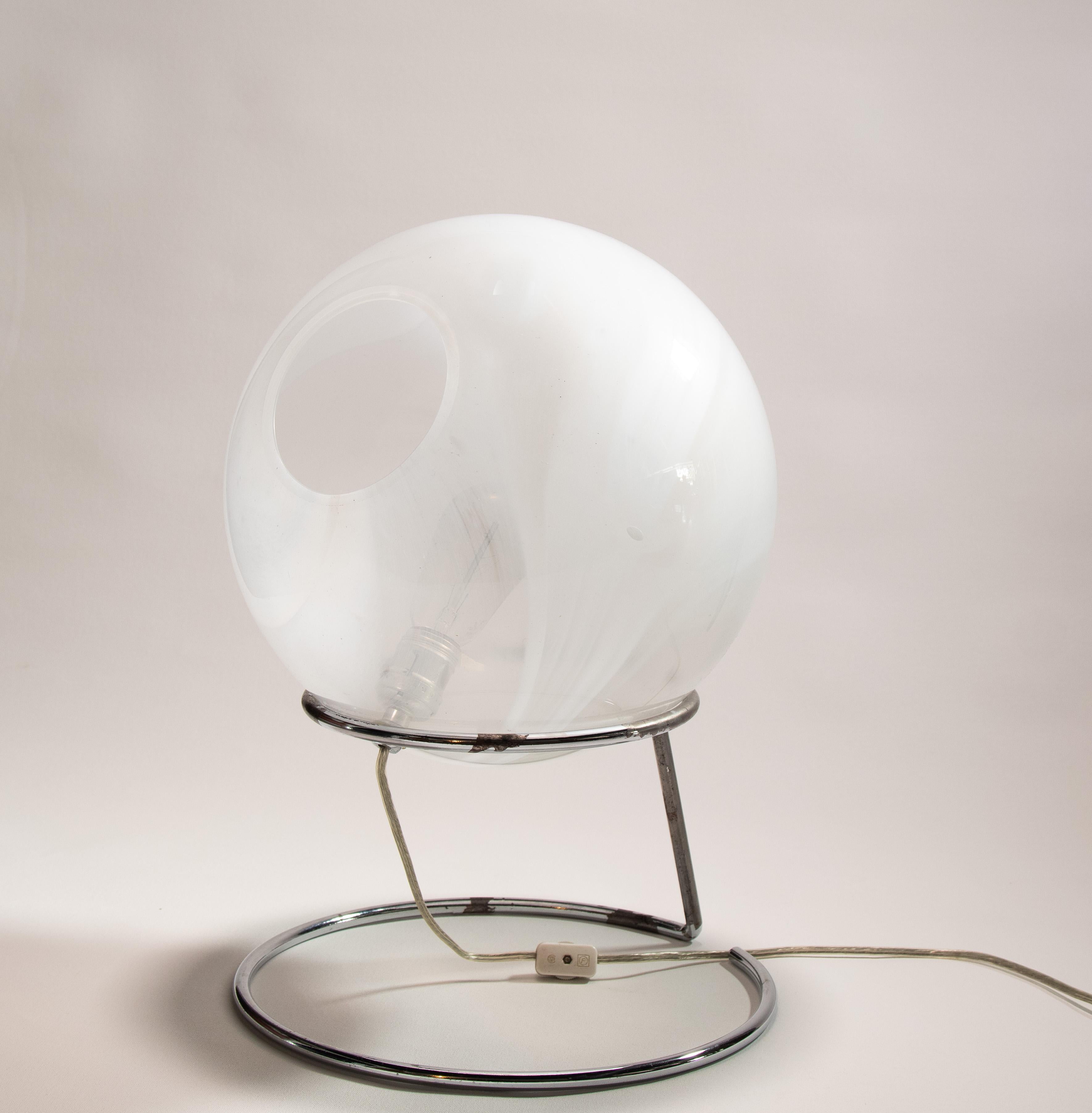 italien Lampe orbe de style Murano des années 1960, chrome et verre d'art d'après Gino Sarfatti en vente